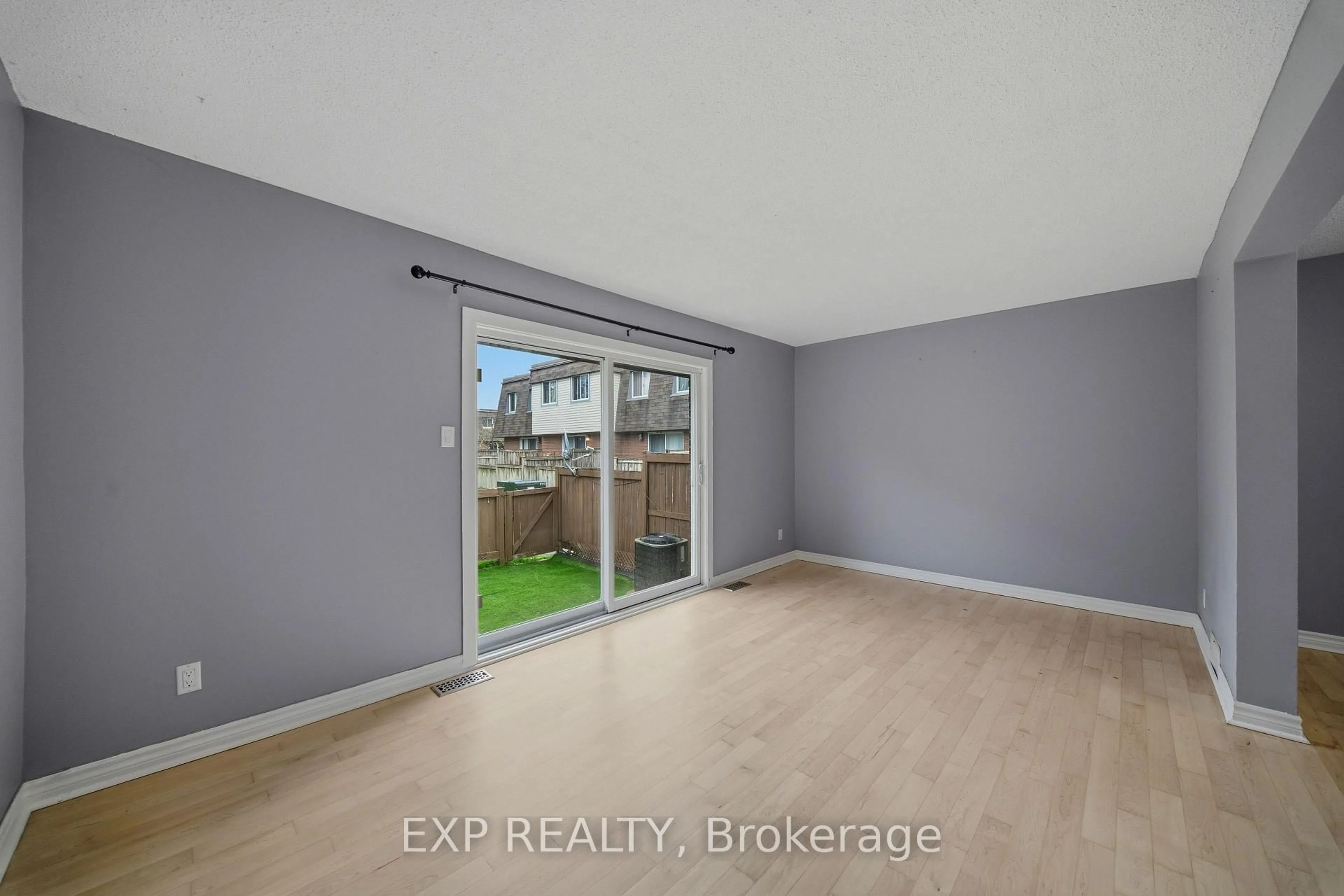 A pic of a room for 1713 Heatherington Rd, Ottawa Ontario K1V 8T8
