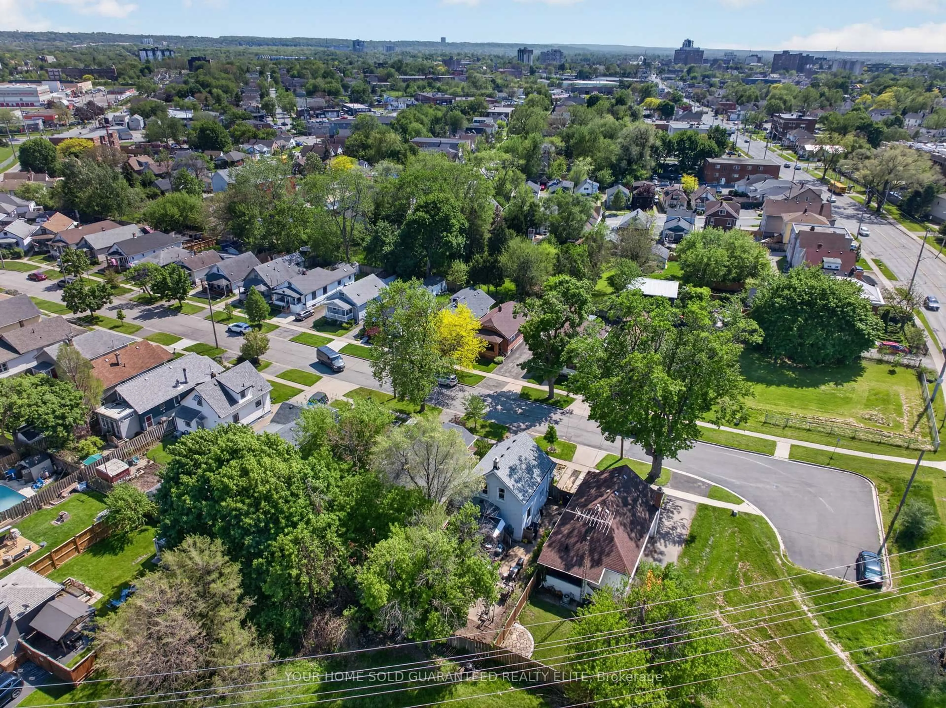 A pic from outside/outdoor area/front of a property/back of a property/a pic from drone, street for 7 Trapnell St, St. Catharines Ontario L2R 1B1