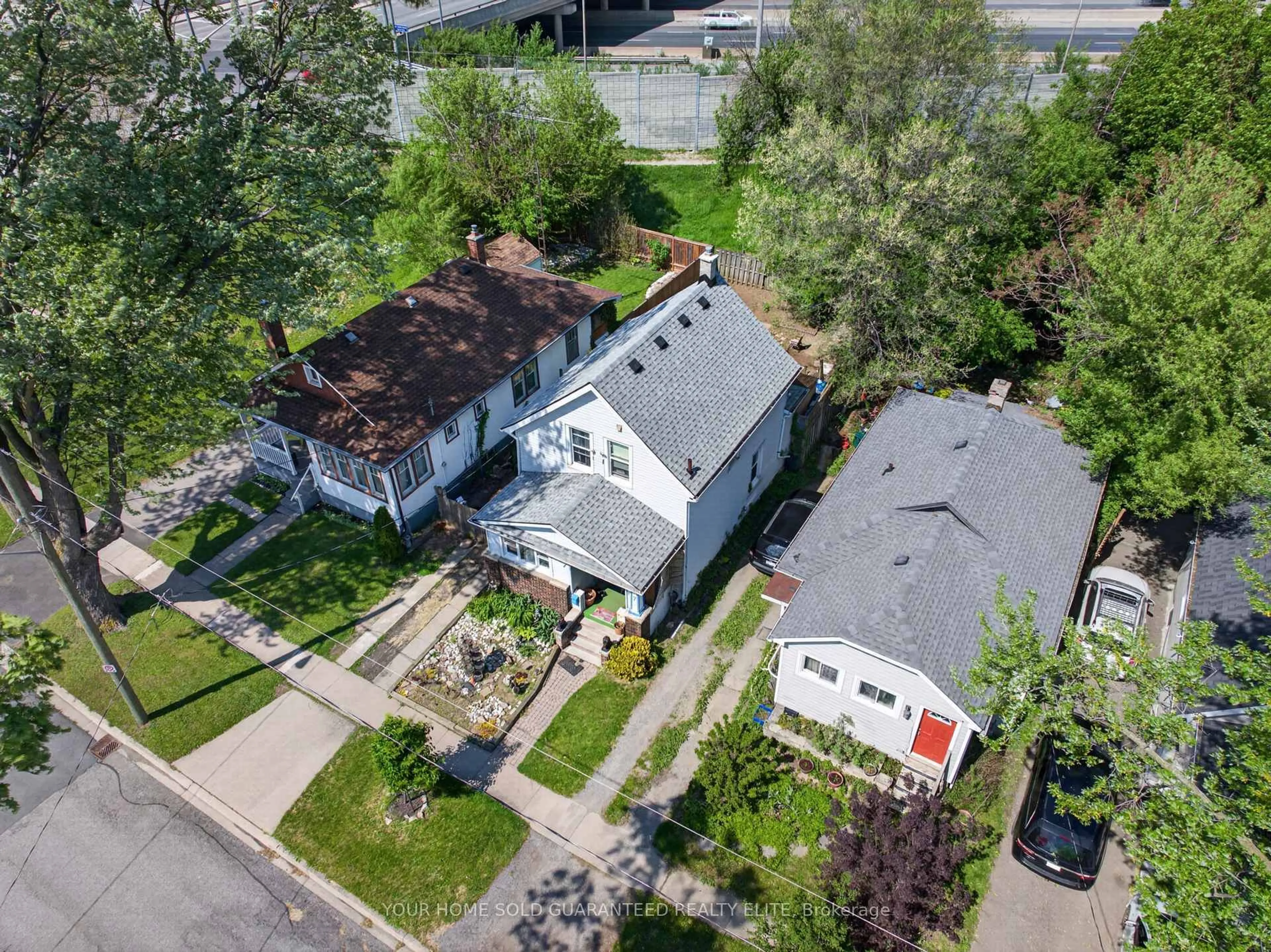 A pic from outside/outdoor area/front of a property/back of a property/a pic from drone, street for 7 Trapnell St, St. Catharines Ontario L2R 1B1