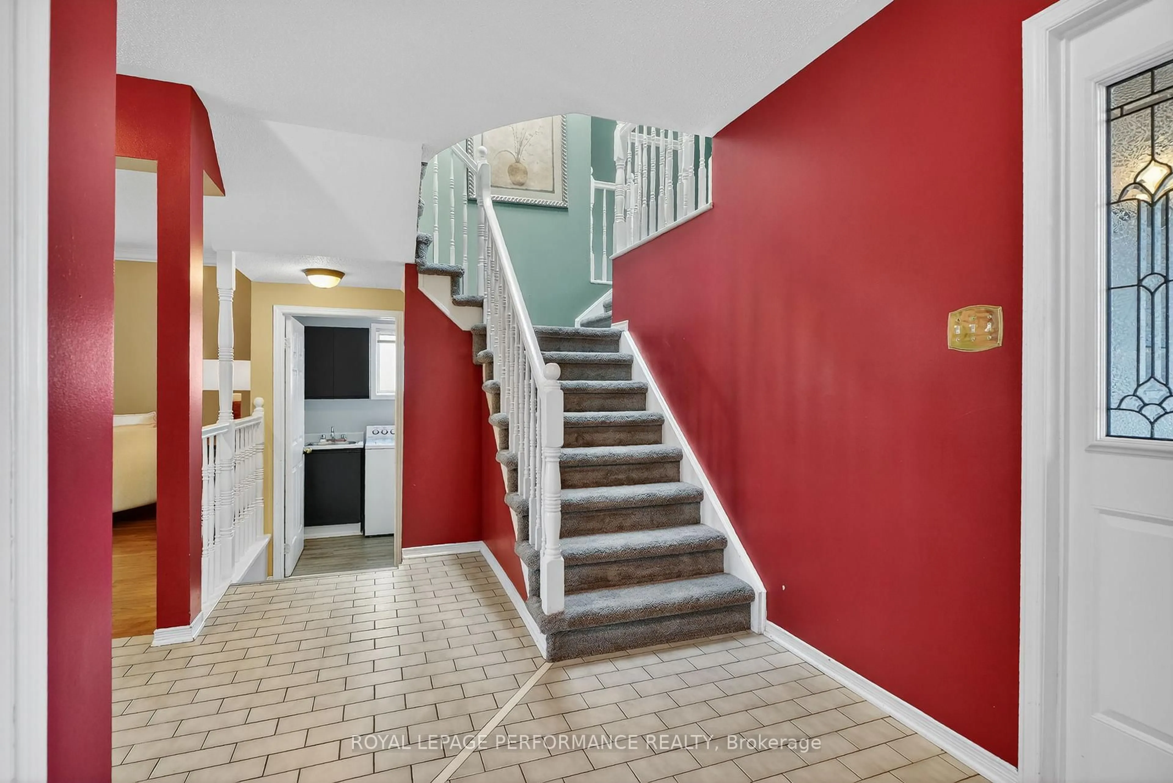 Indoor foyer for 6592 Windsong Ave, Orleans Ontario K1C 6M9