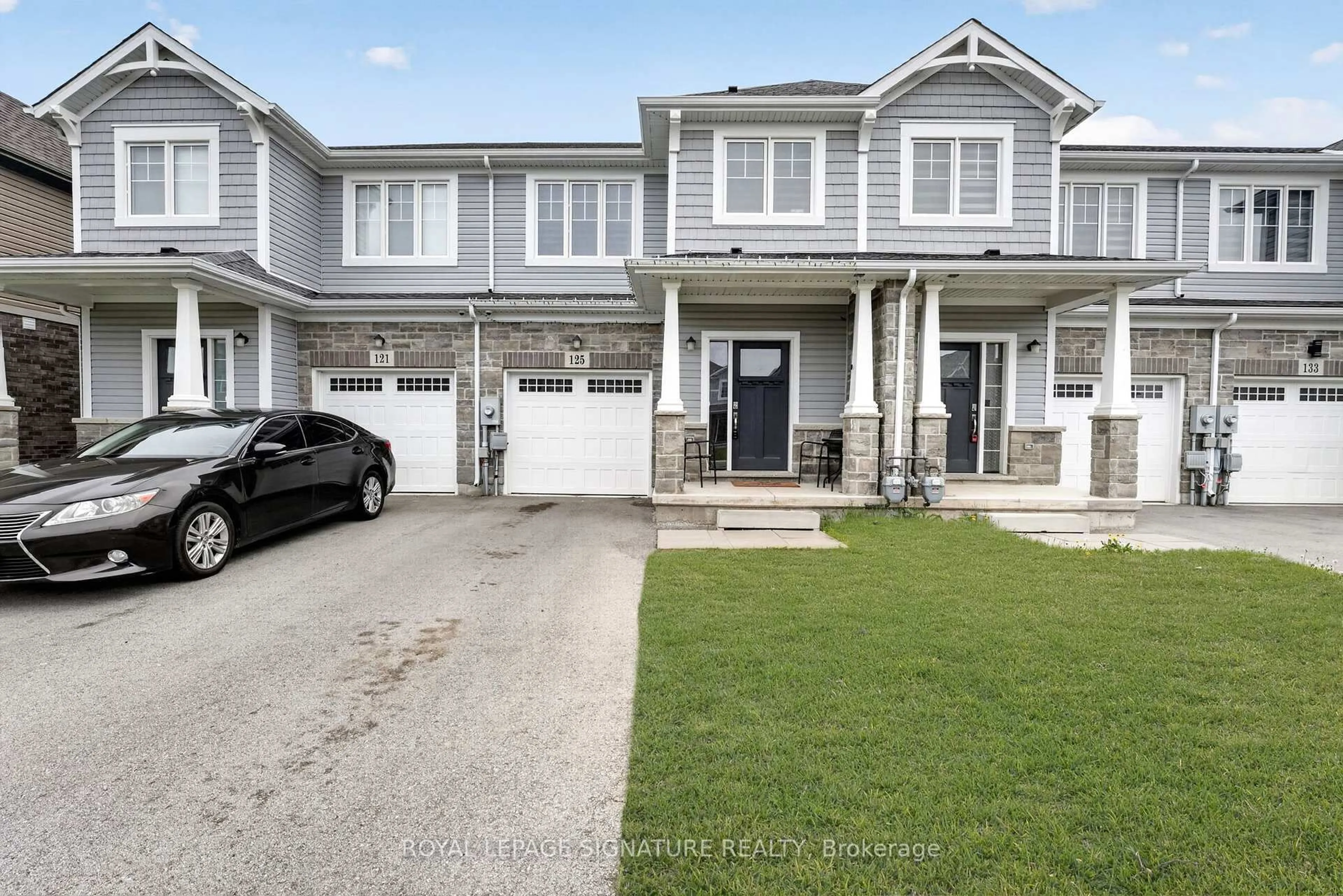 Home with vinyl exterior material, street for 125 Sunflower Pl, Welland Ontario L3C 0H9
