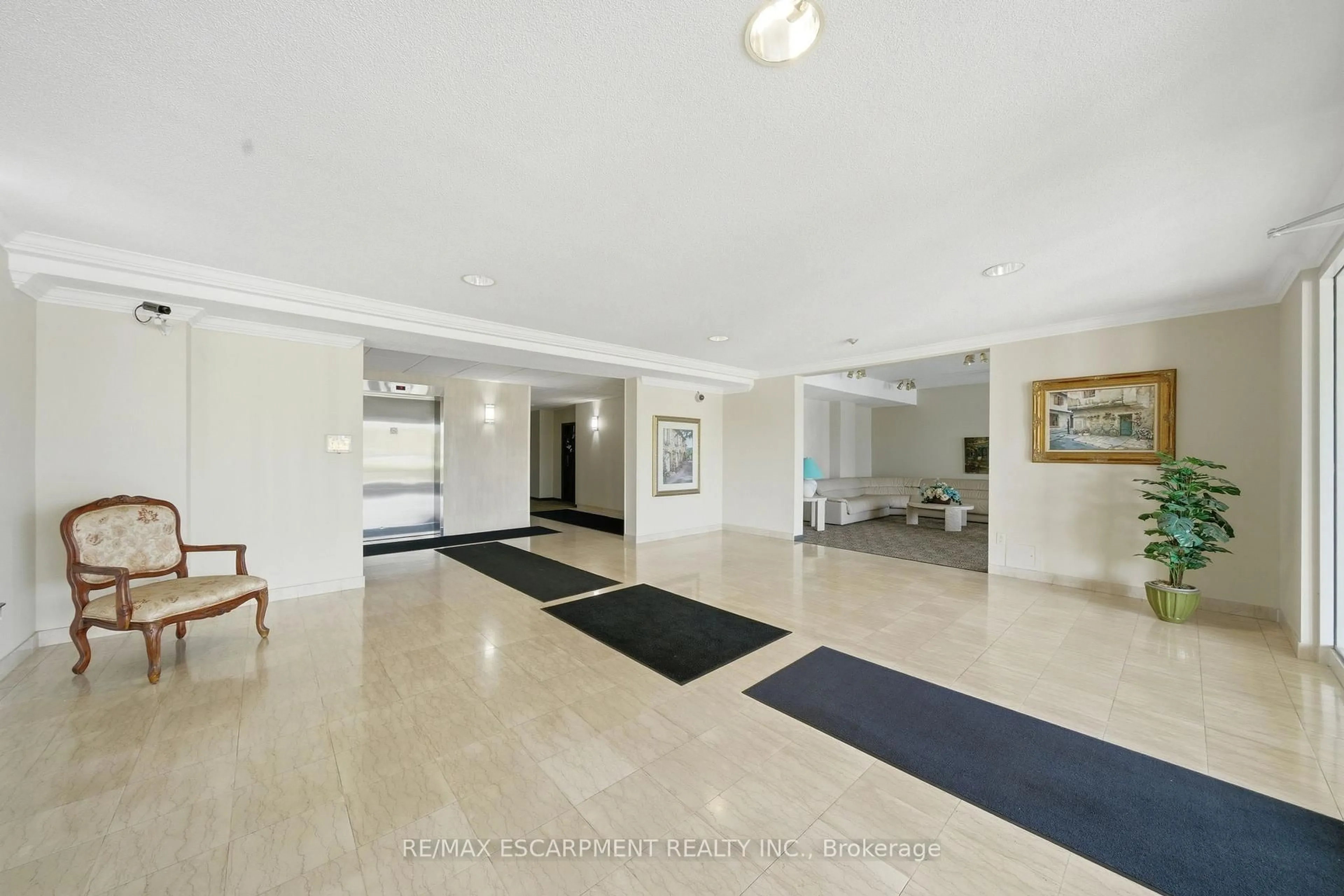 Indoor foyer for 416 Limeridge Rd #303, Hamilton Ontario L9A 2S7