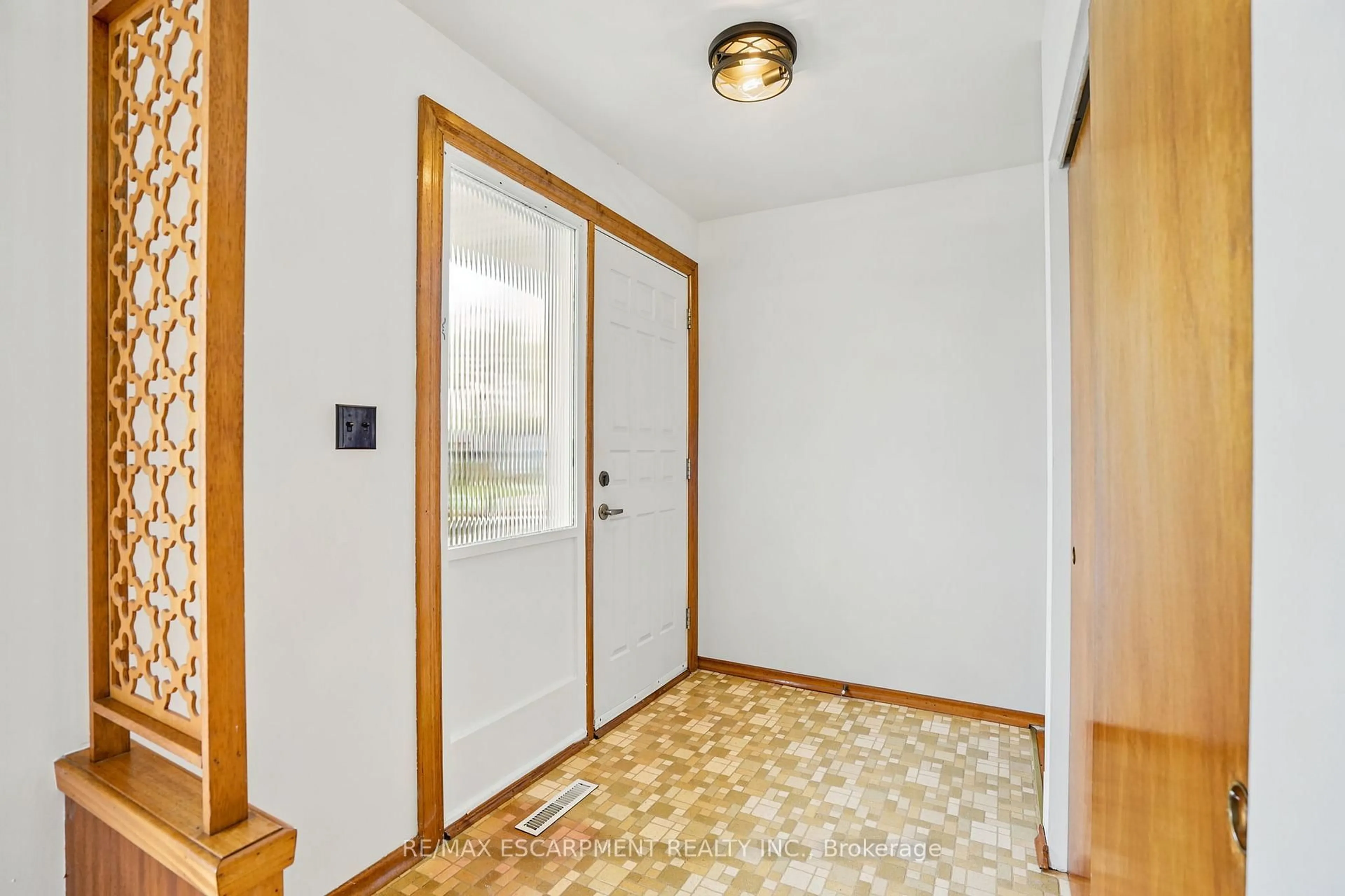 Indoor foyer for 34 Beaconsfield Dr, Hamilton Ontario L8T 2W9
