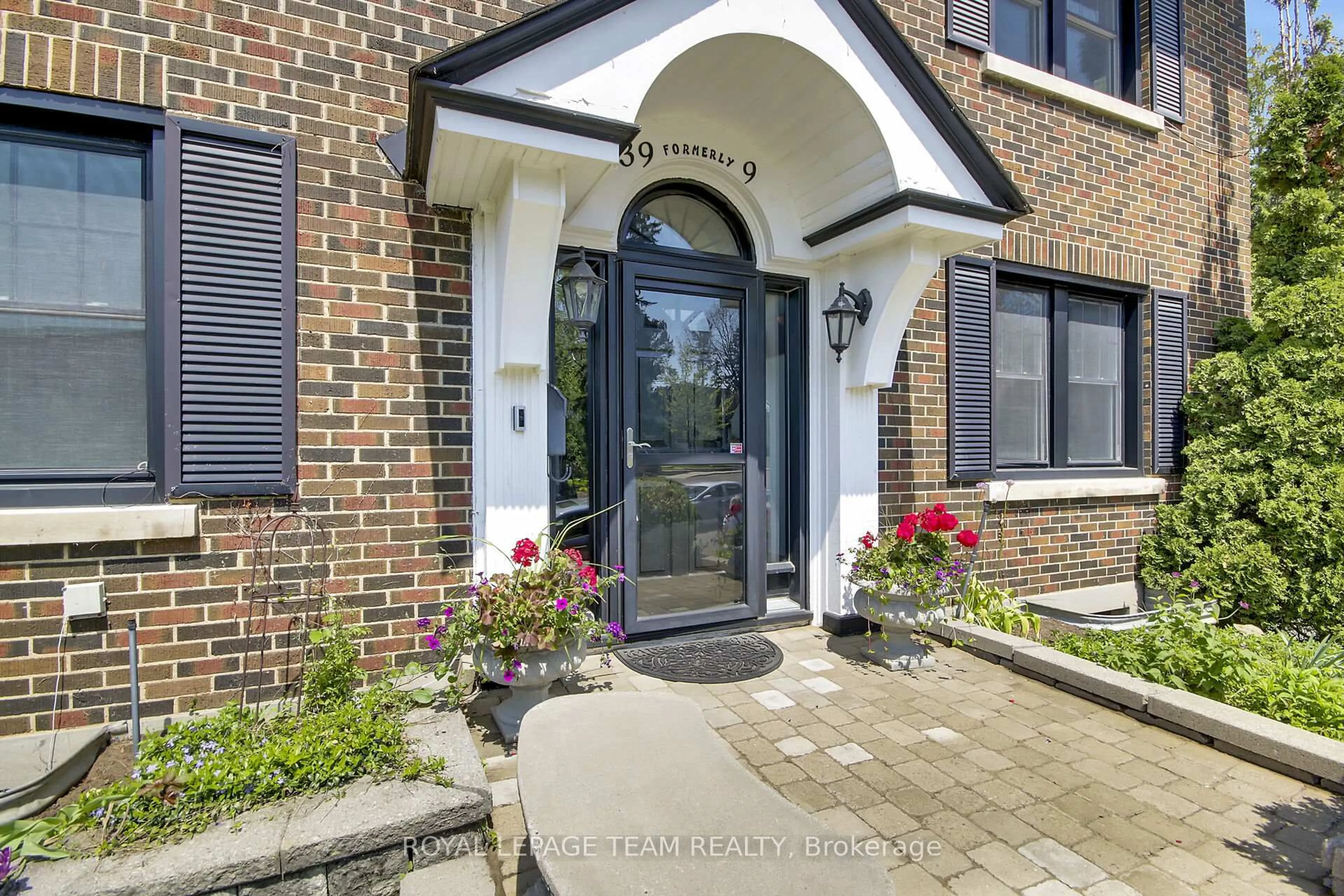 Home with brick exterior material, street for 39 Crescent Hts, Ottawa Ontario K1S 3G7