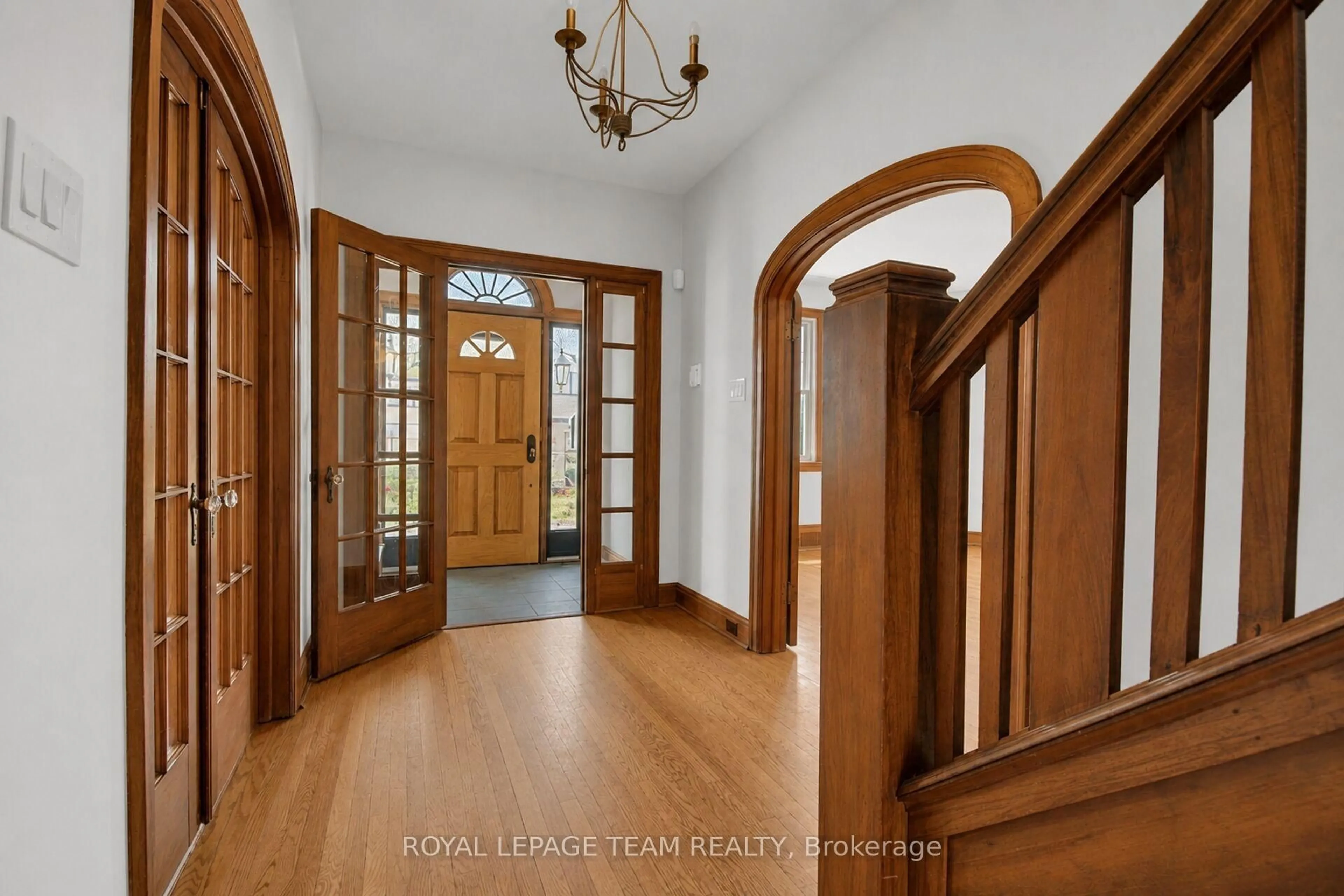 Indoor entryway for 39 Crescent Hts, Ottawa Ontario K1S 3G7