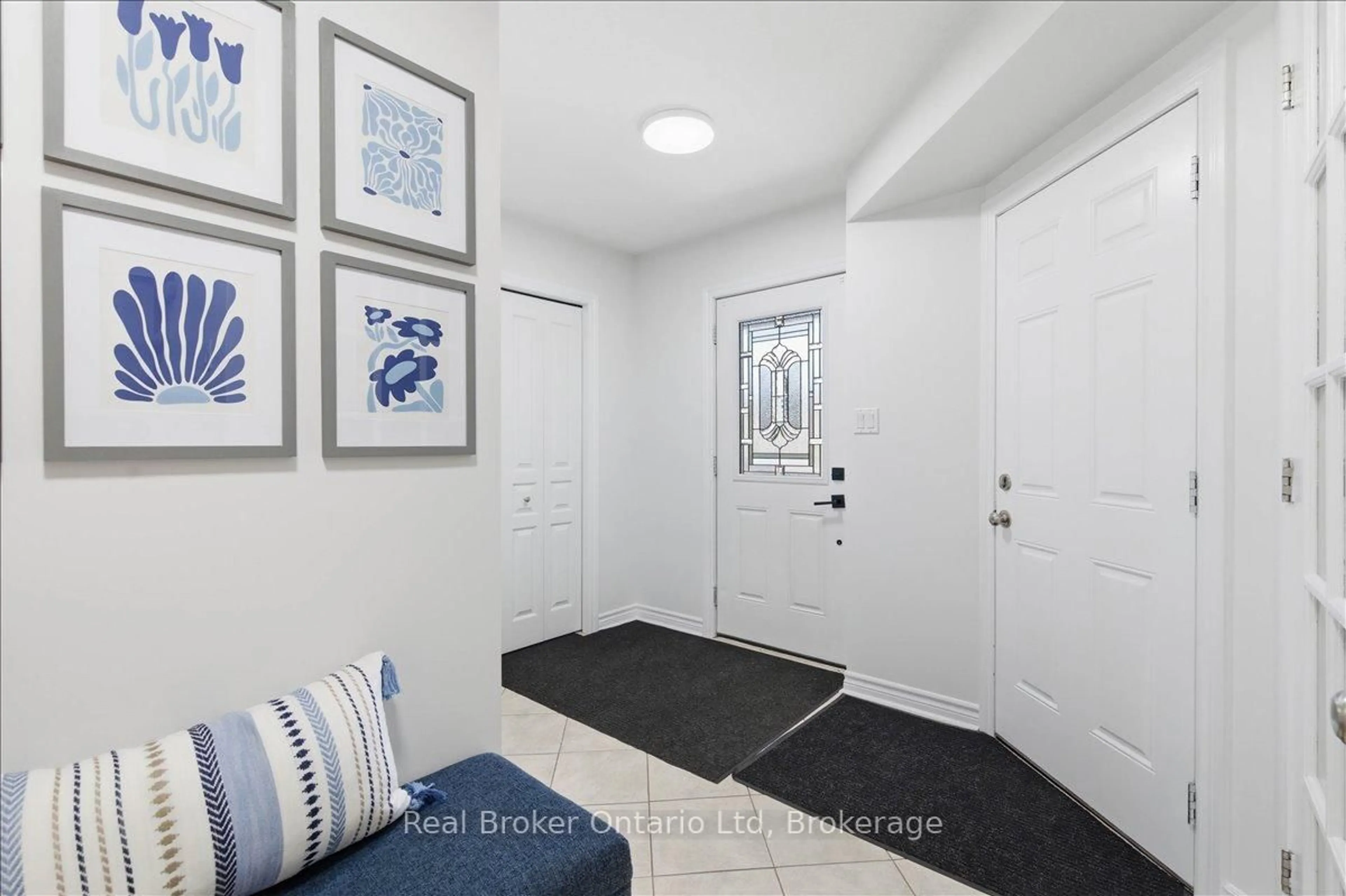 Indoor entryway for 32 Laughland Lane, Guelph Ontario N1L 0C9