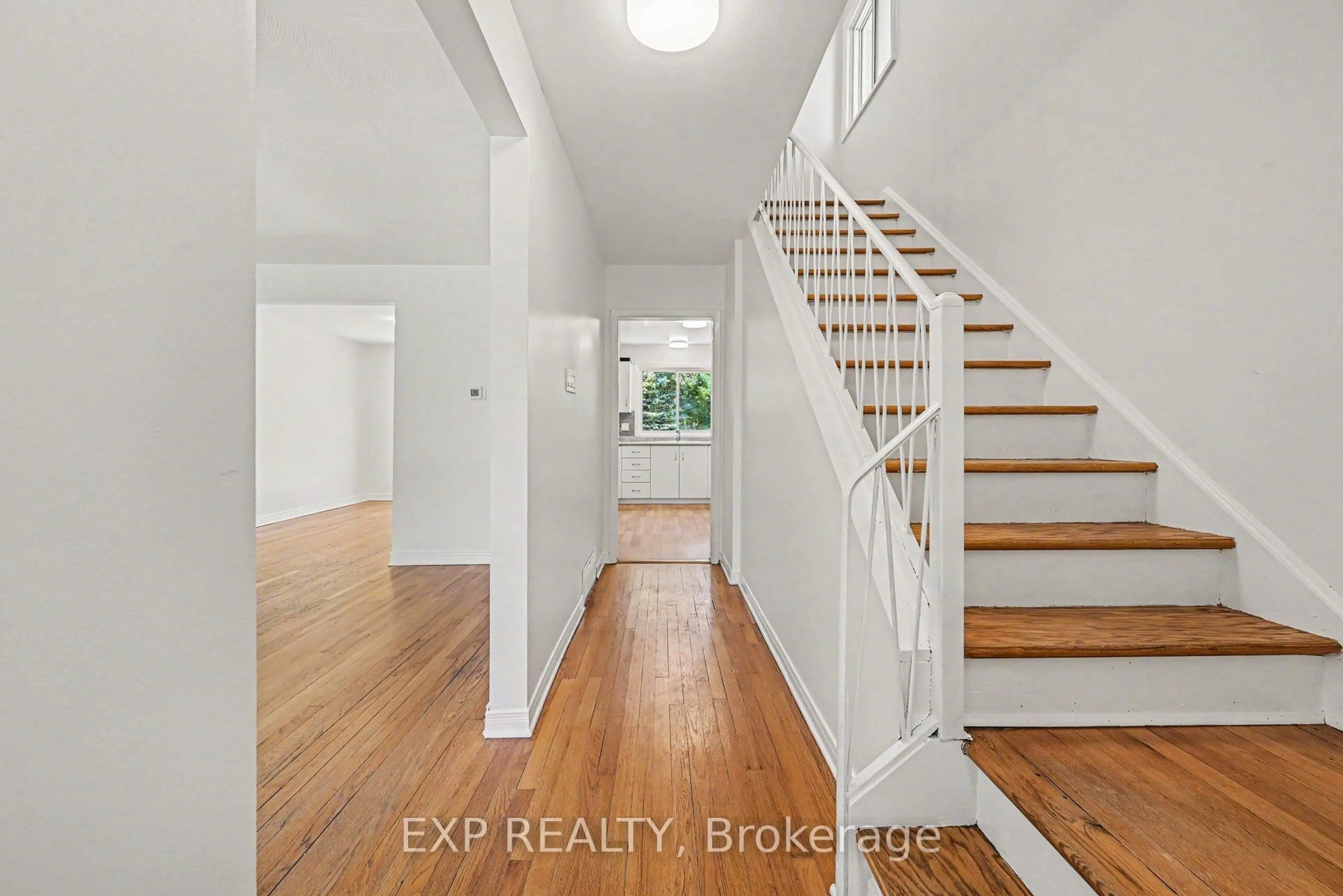 Indoor entryway for 1214 Clyde Ave, Ottawa Ontario K2C 1Y4