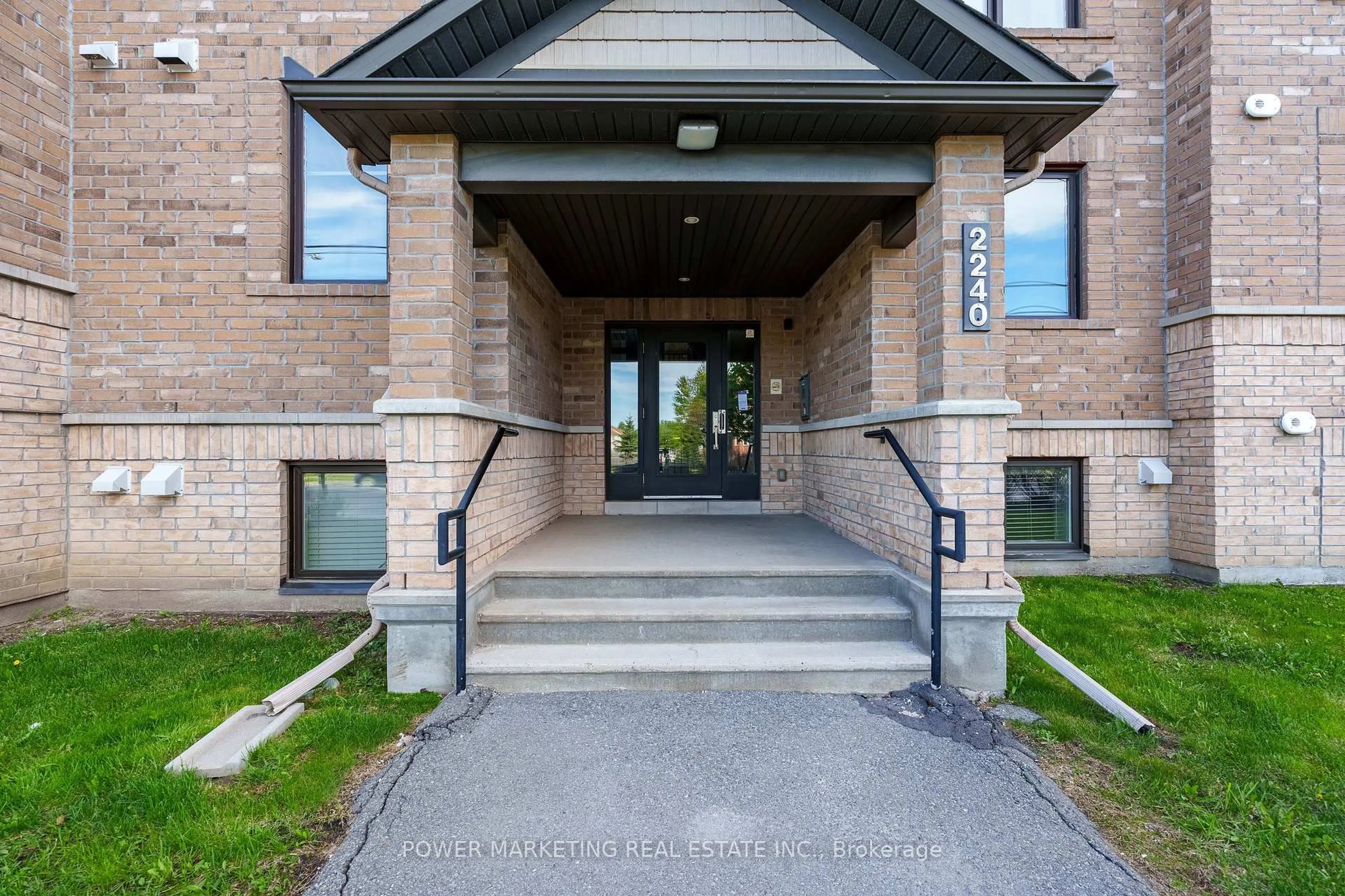 Indoor foyer for 2240 Tenth Line Rd #8, Ottawa Ontario K4A 0X7