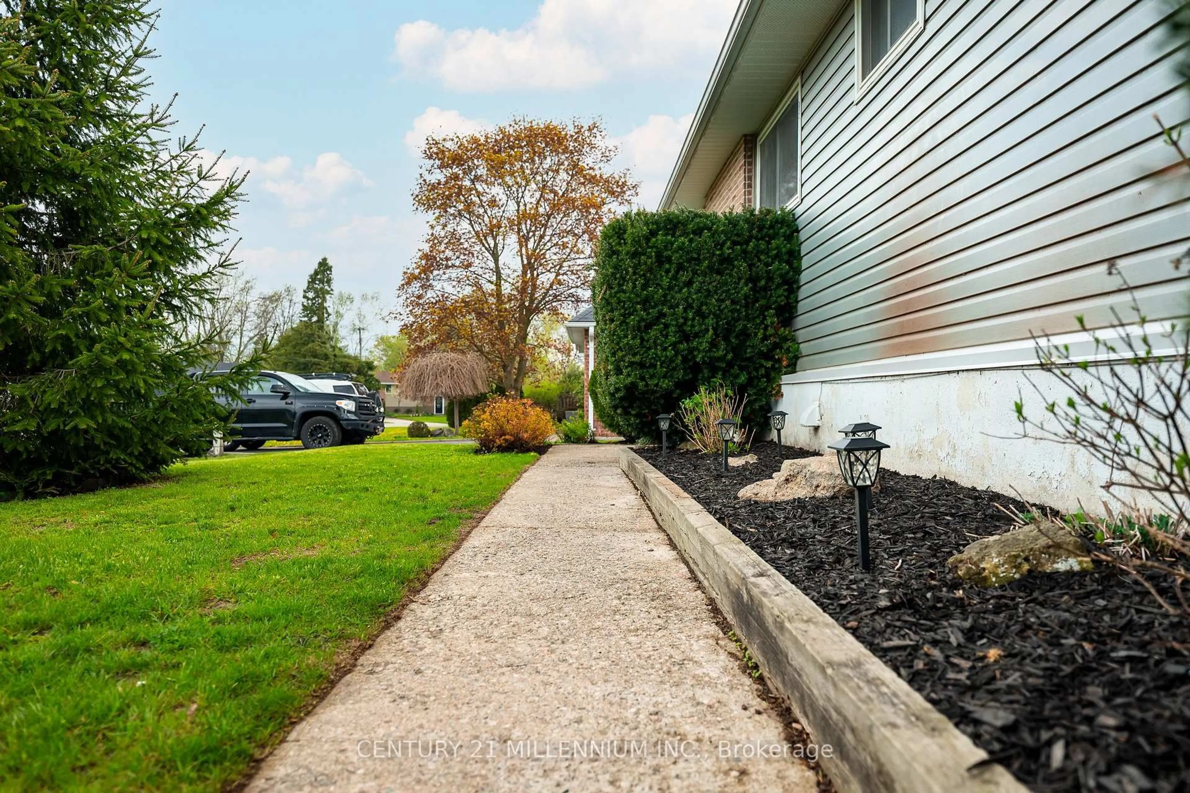A pic from outside/outdoor area/front of a property/back of a property/a pic from drone, street for 13 Ellen Cres, Erin Ontario N0B 1Z0