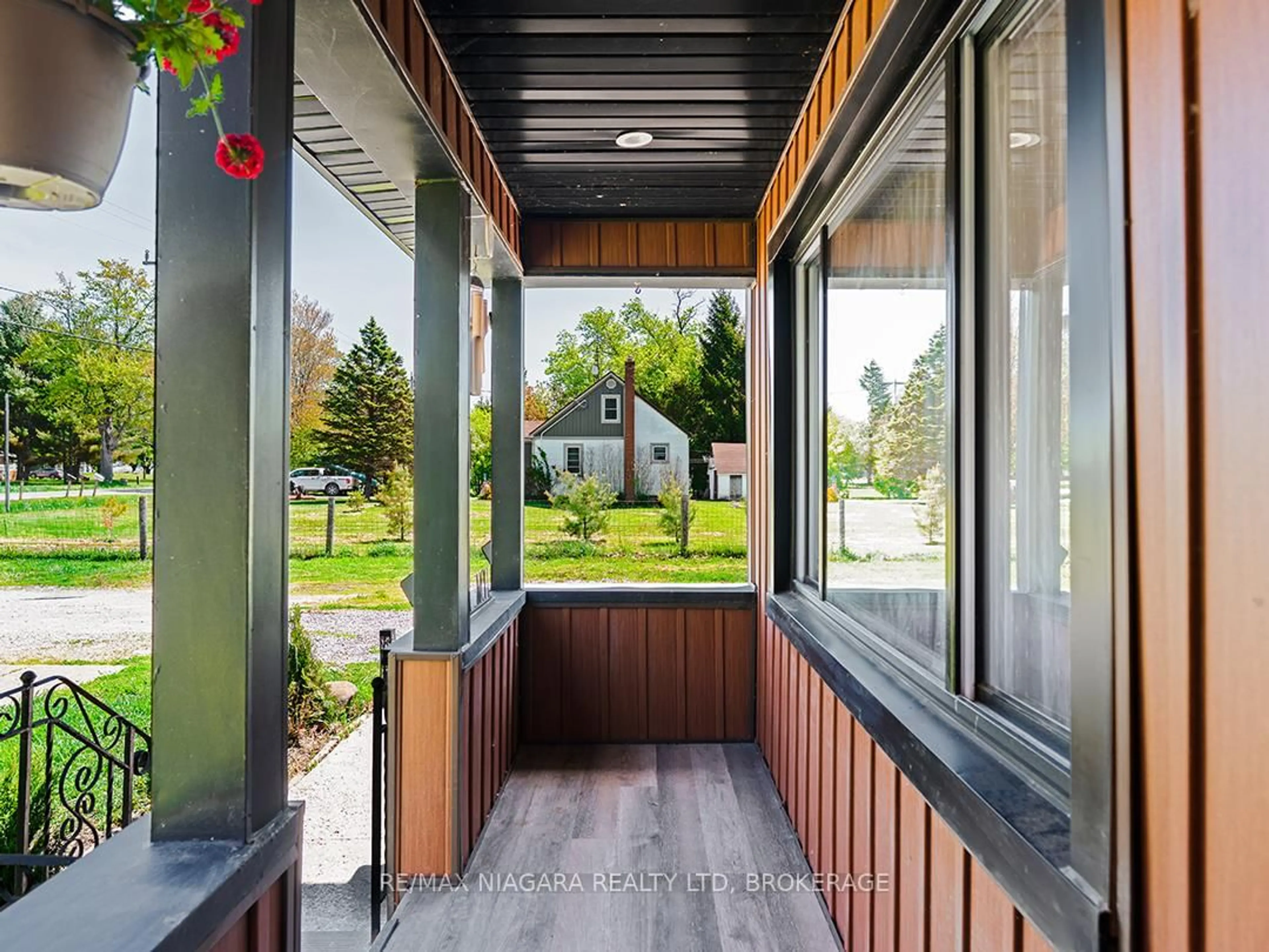 Indoor entryway for 11755 Highway 3, Wainfleet Ontario L0S 1V0
