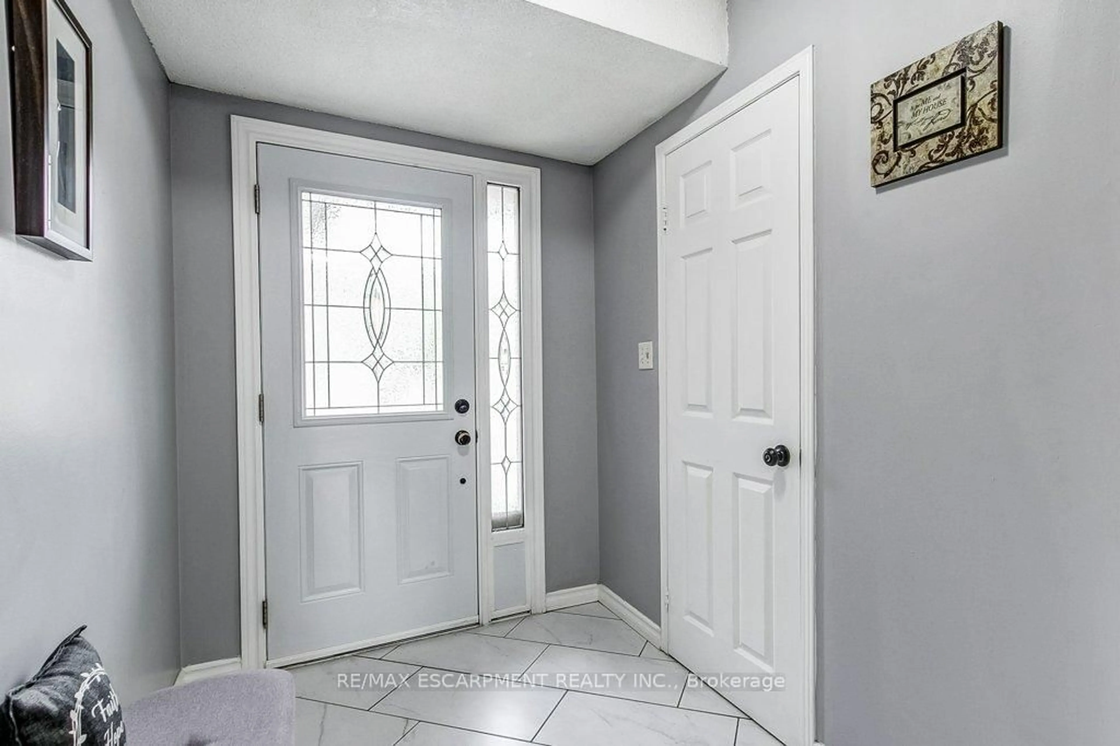 Indoor entryway for 391 Stone Church Rd #22, Hamilton Ontario L9B 2H2
