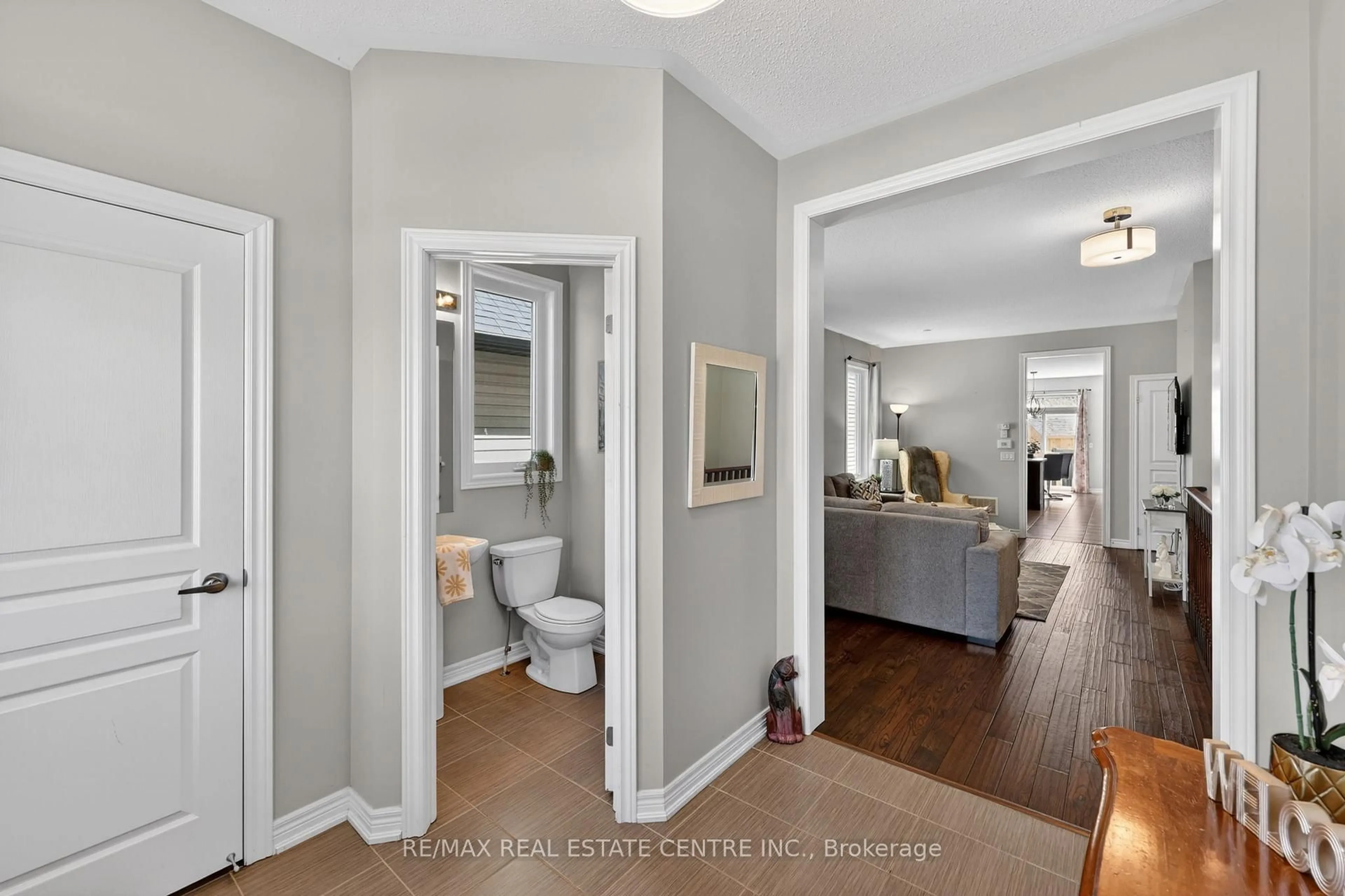 Indoor entryway for 256 Johnson Dr, Shelburne Ontario L9V 3V7