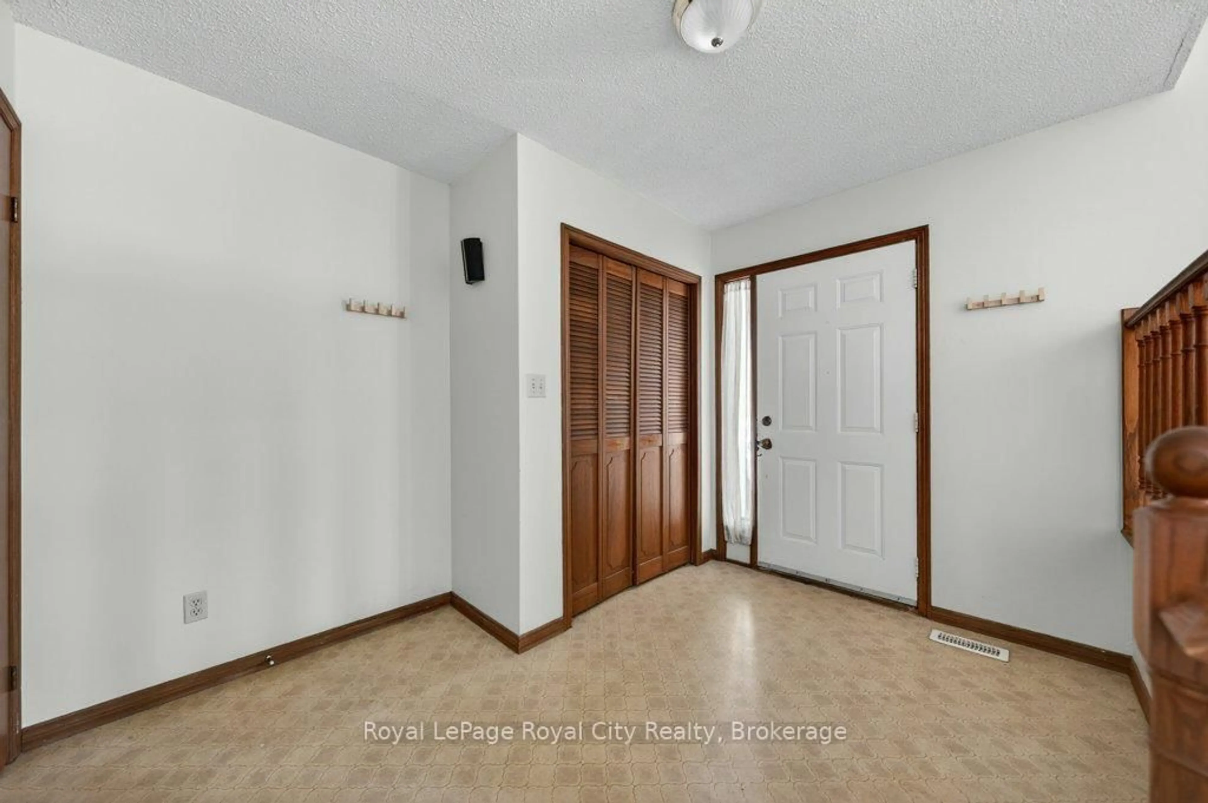 Indoor entryway for 16 McElderry Rd, Guelph Ontario N1G 4K3
