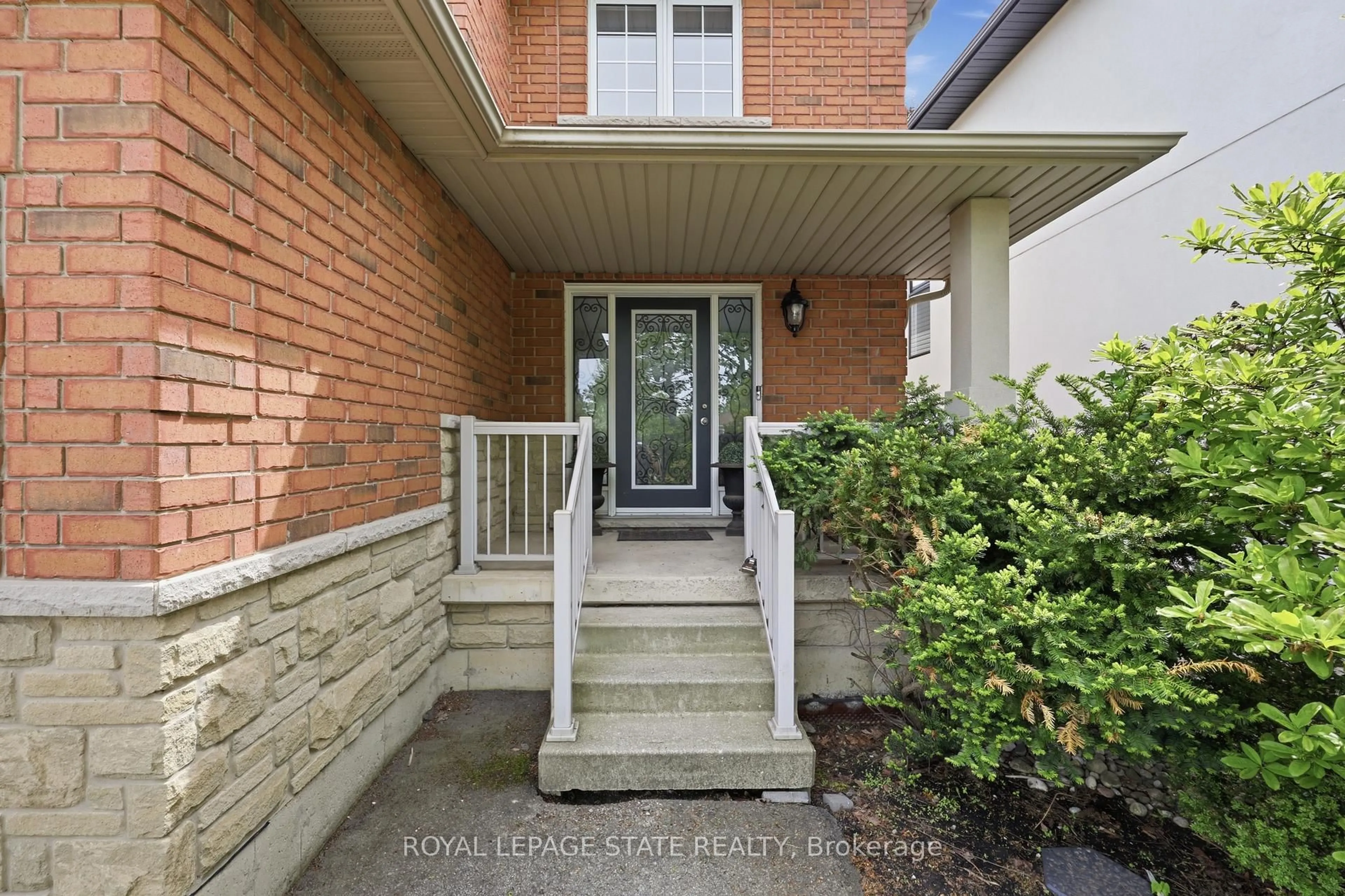 Indoor entryway for 84 Duncairn Cres, Hamilton Ontario L9C 6G1