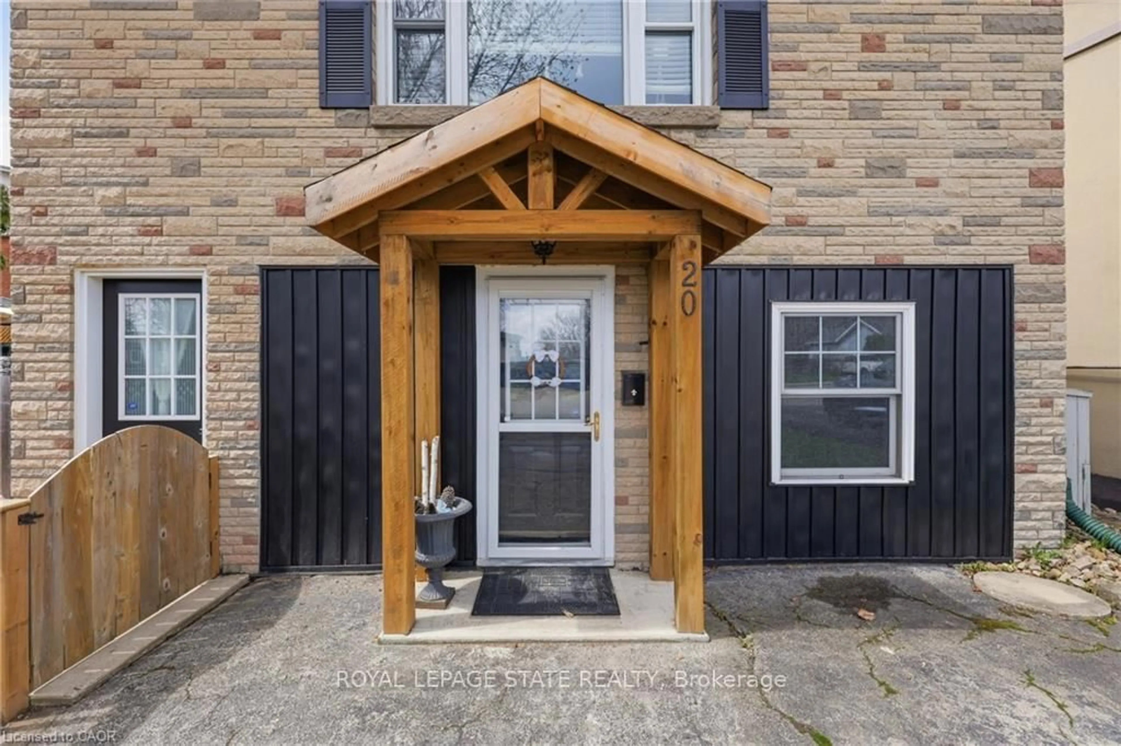 Indoor entryway for 20 Peel St, Hamilton Ontario L9H 3E4