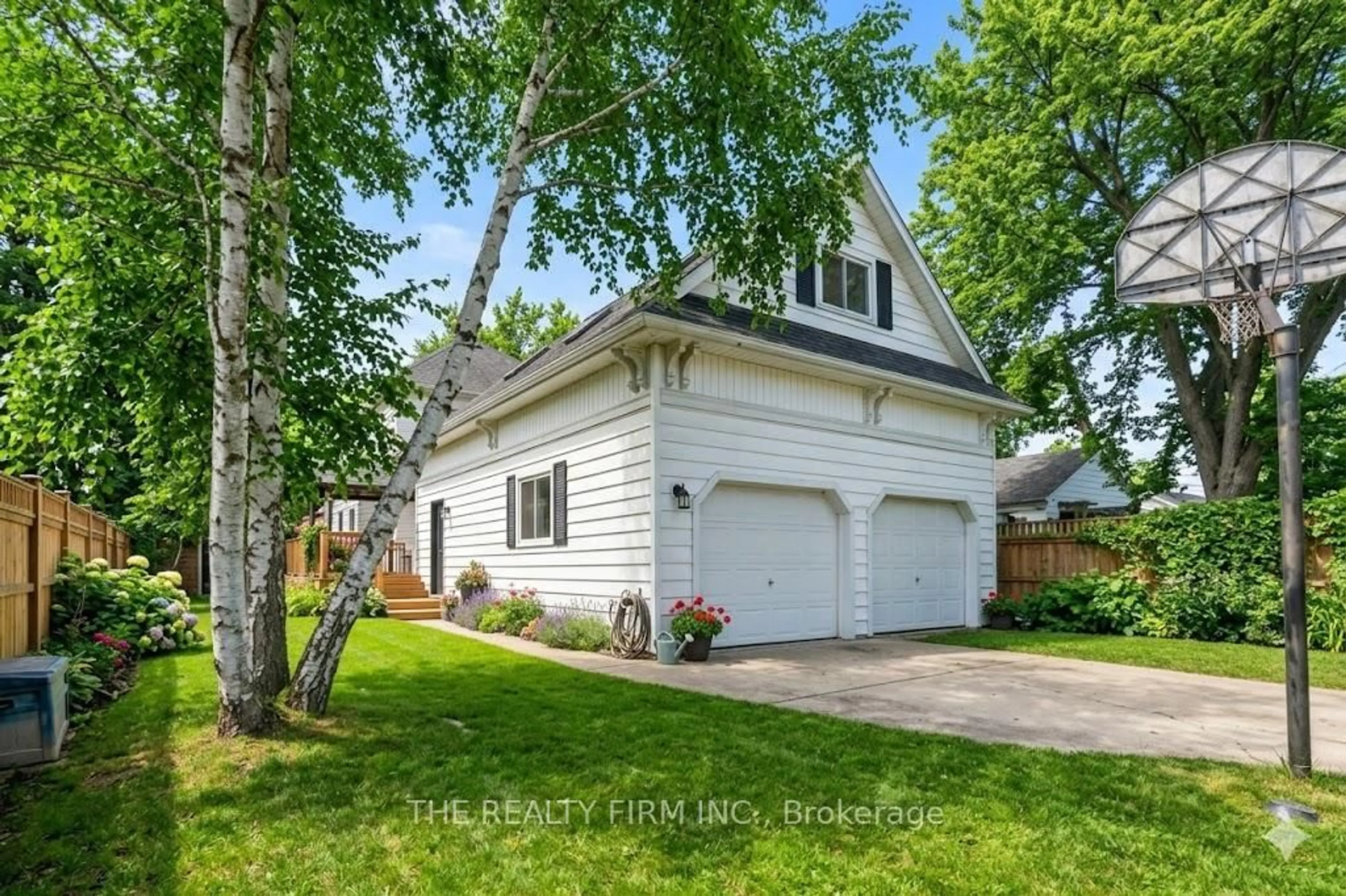 Home with vinyl exterior material, street for 422 Greenfield St, Petrolia Ontario N0N 1R0