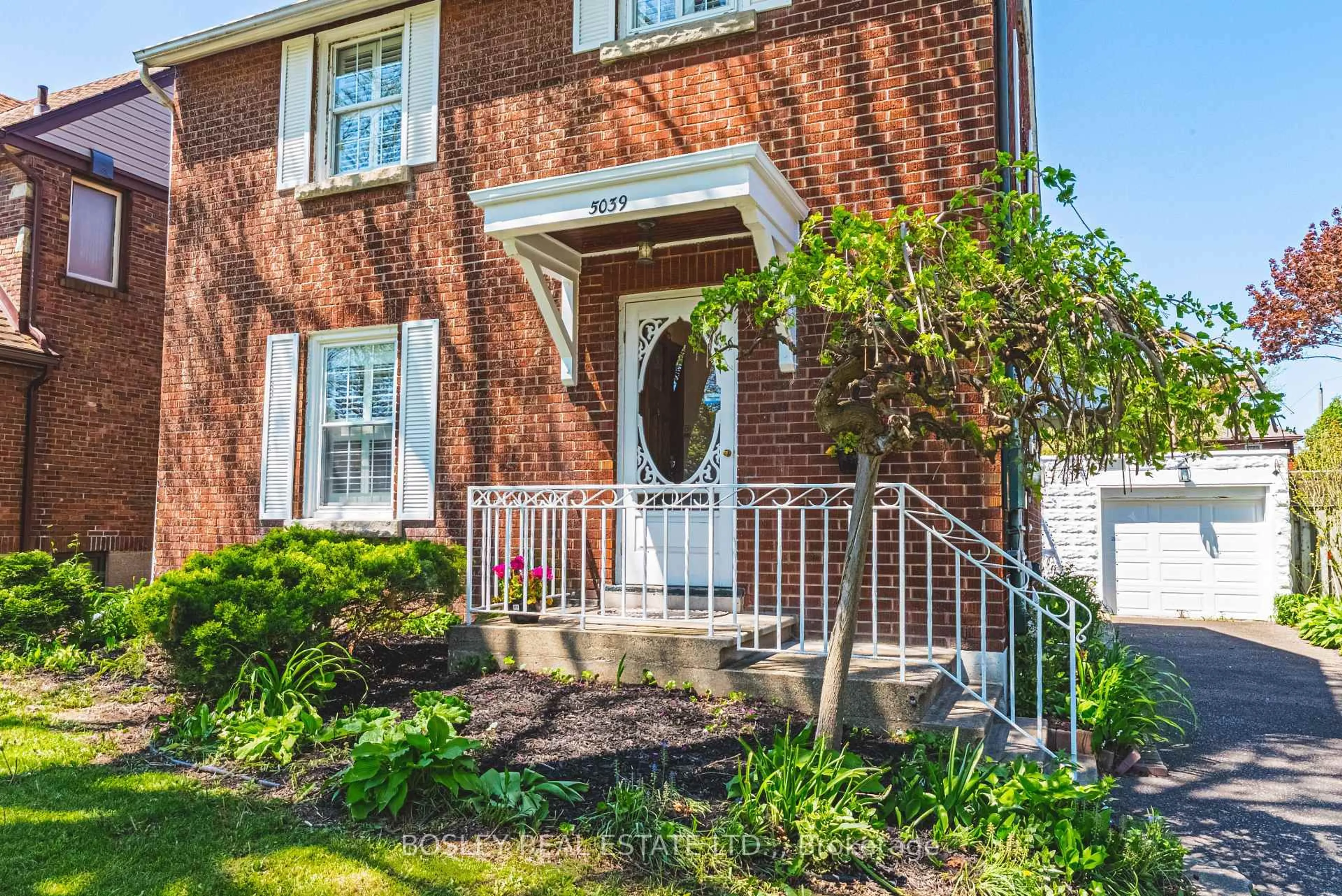 Home with brick exterior material, street for 5039 Valley Way, Niagara Falls Ontario L2E 1W8
