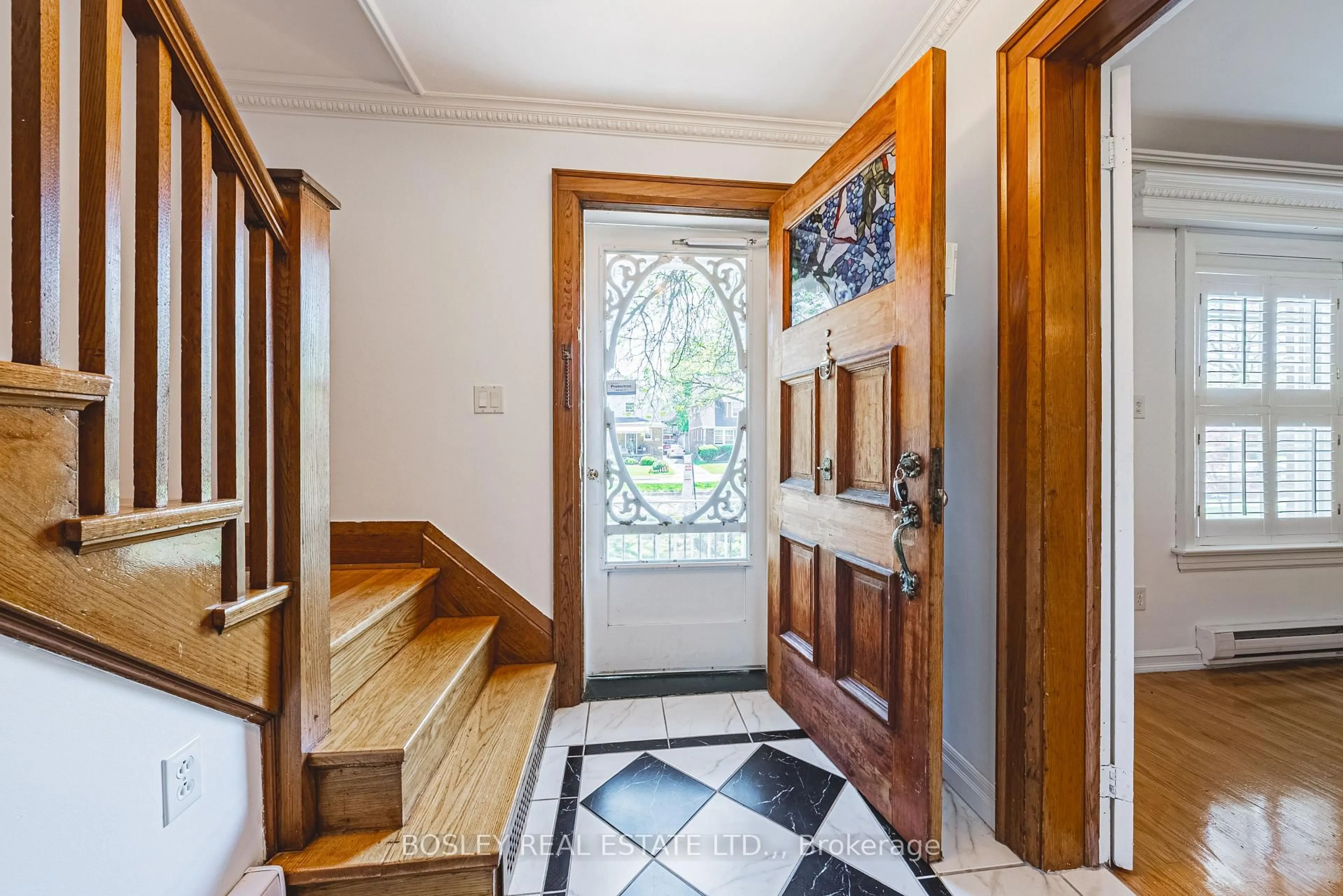 Indoor foyer for 5039 Valley Way, Niagara Falls Ontario L2E 1W8