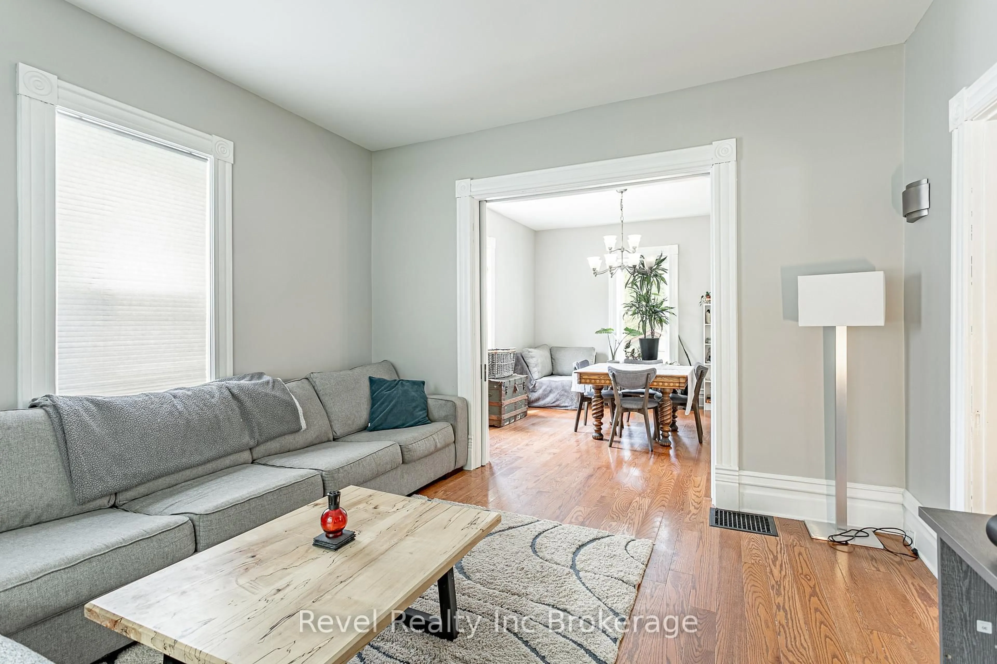 Living room with furniture, wood/laminate floor for 91 Canterbury St, Ingersoll Ontario N5C 1C7