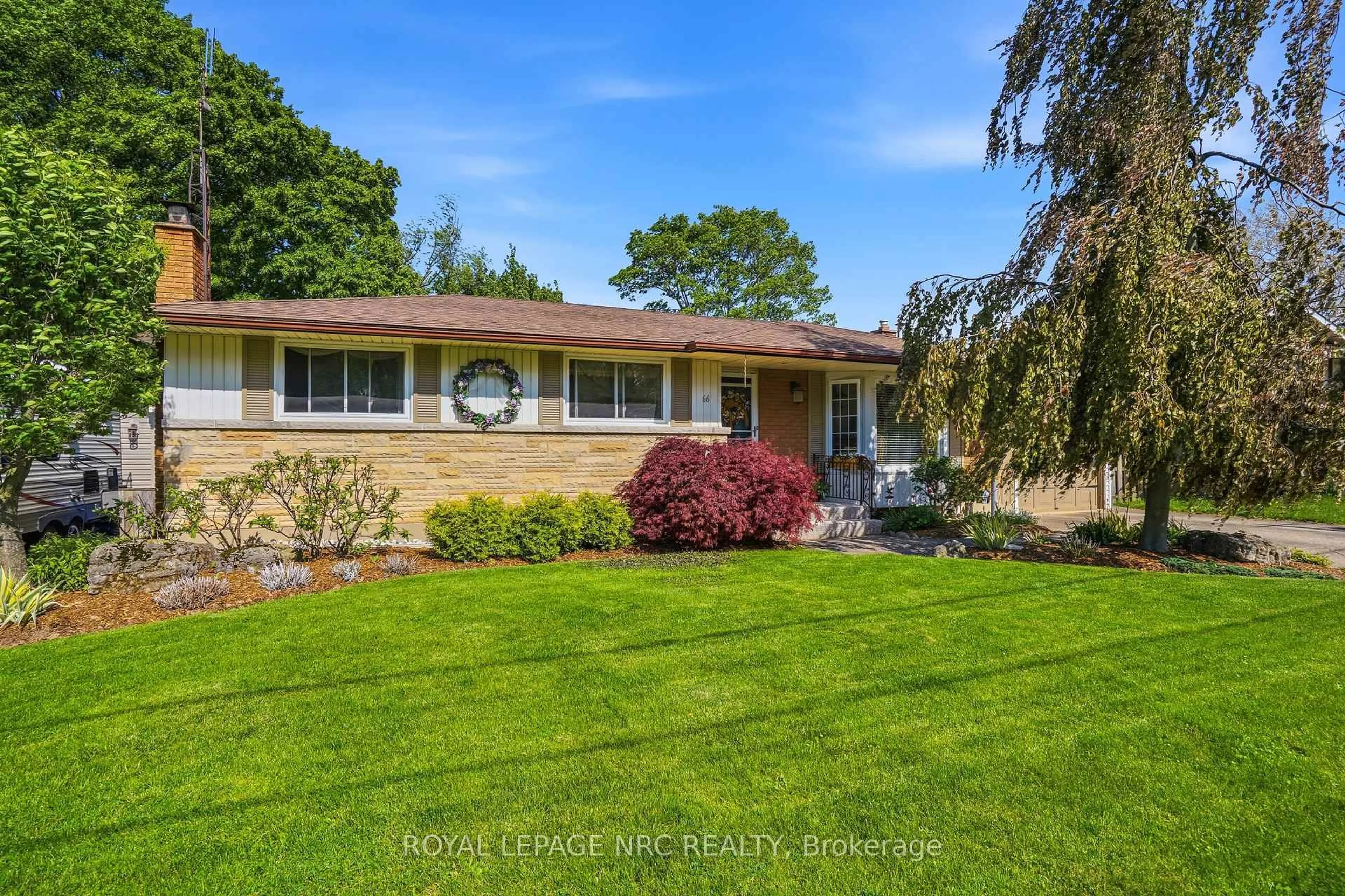 Home with vinyl exterior material, street for 66 Duncan Dr, St. Catharines Ontario L2N 3P4