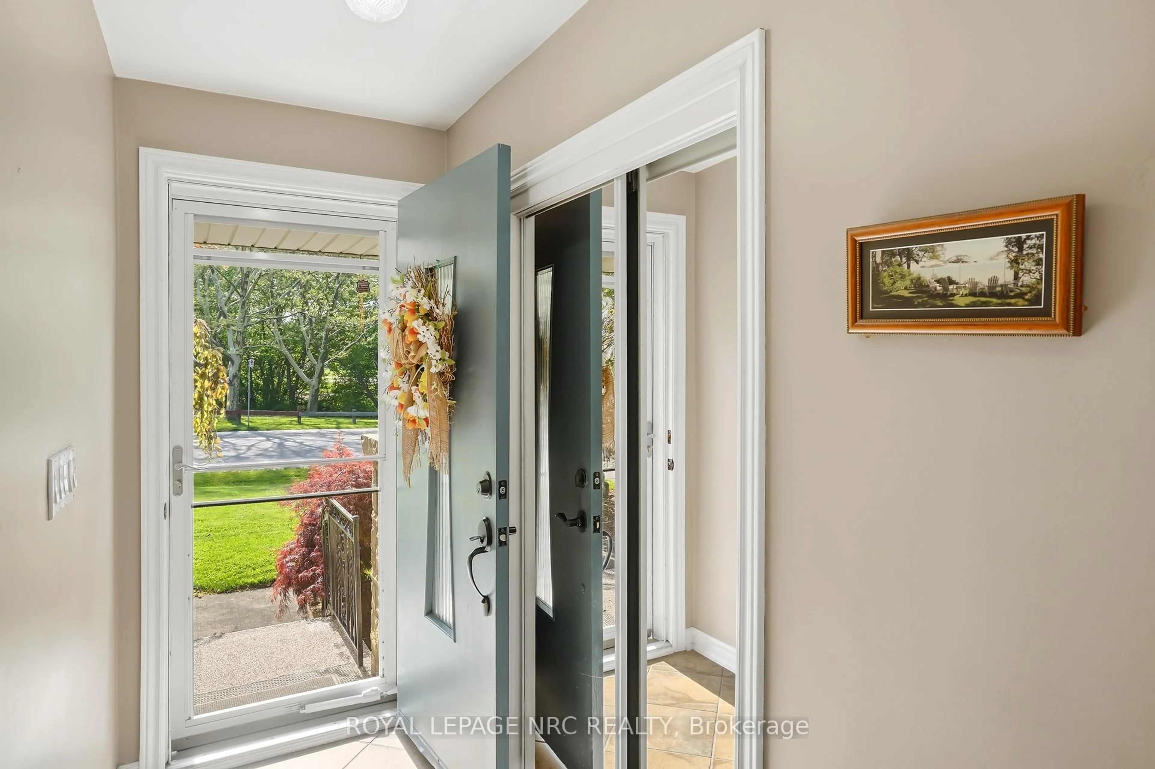 Indoor entryway for 66 Duncan Dr, St. Catharines Ontario L2N 3P4