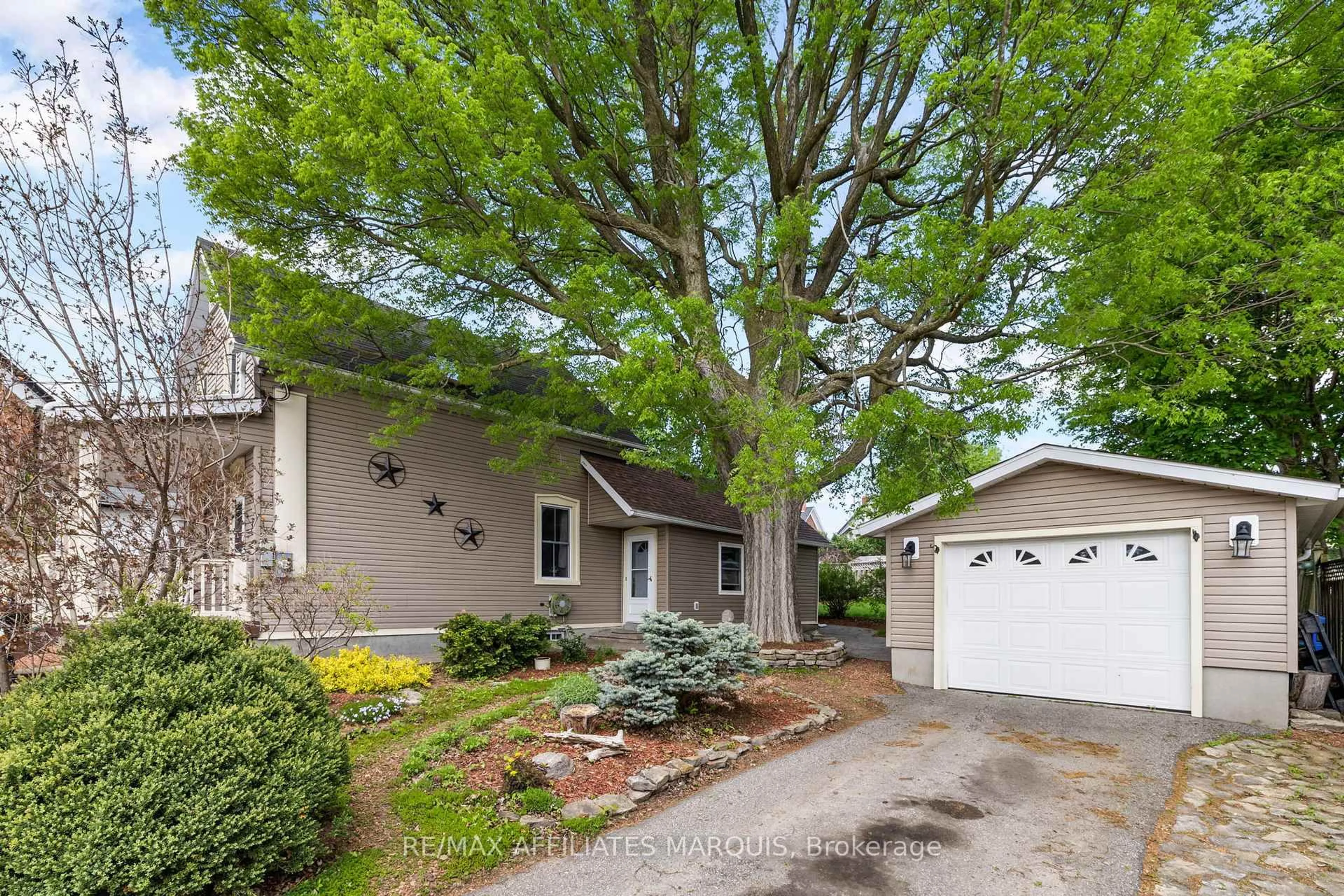 Home with vinyl exterior material, street for 4 Park Ave, Smiths Falls Ontario K7A 1X3