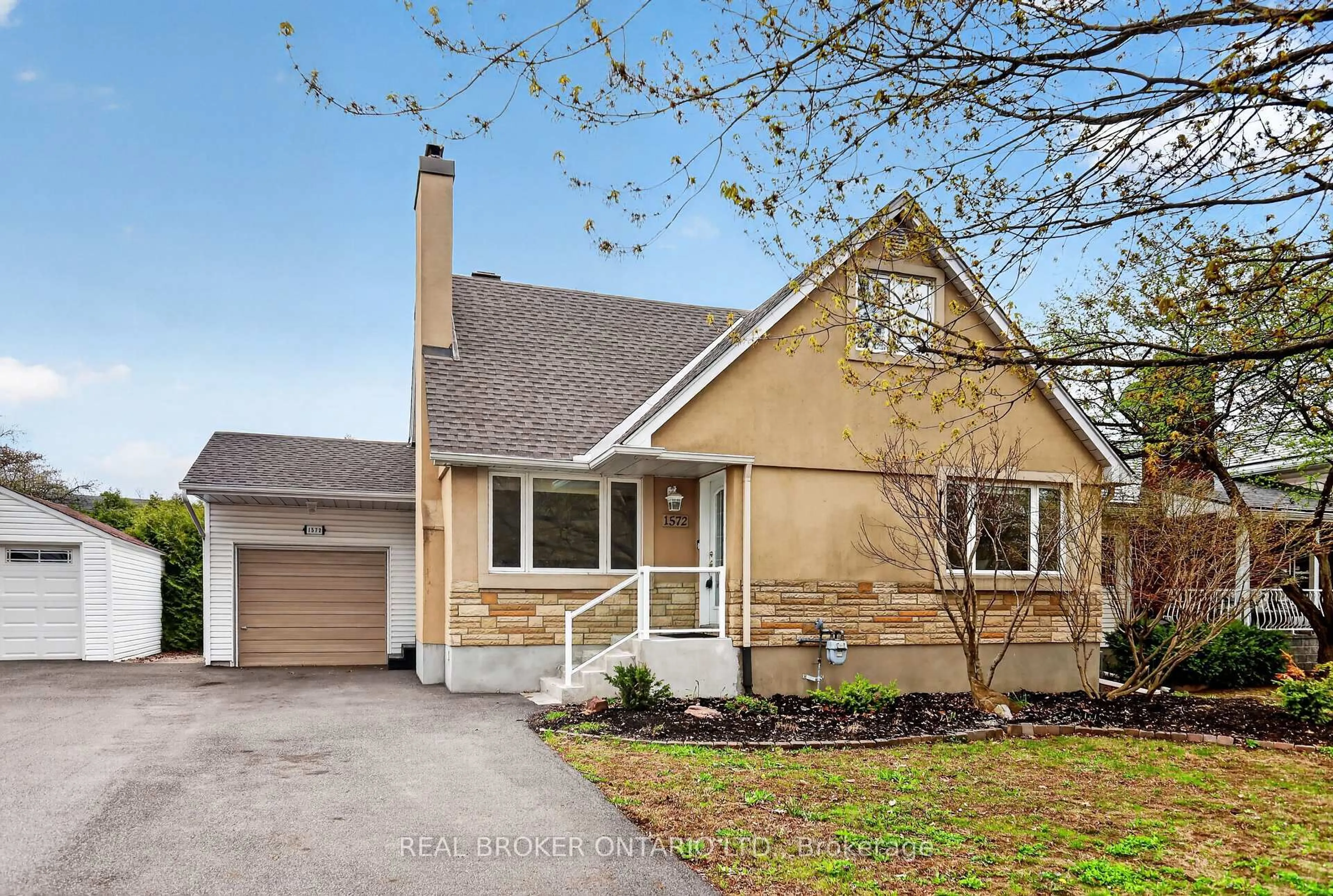 Home with vinyl exterior material, street for 1572 Dorion Ave, Ottawa Ontario K1G 0J6