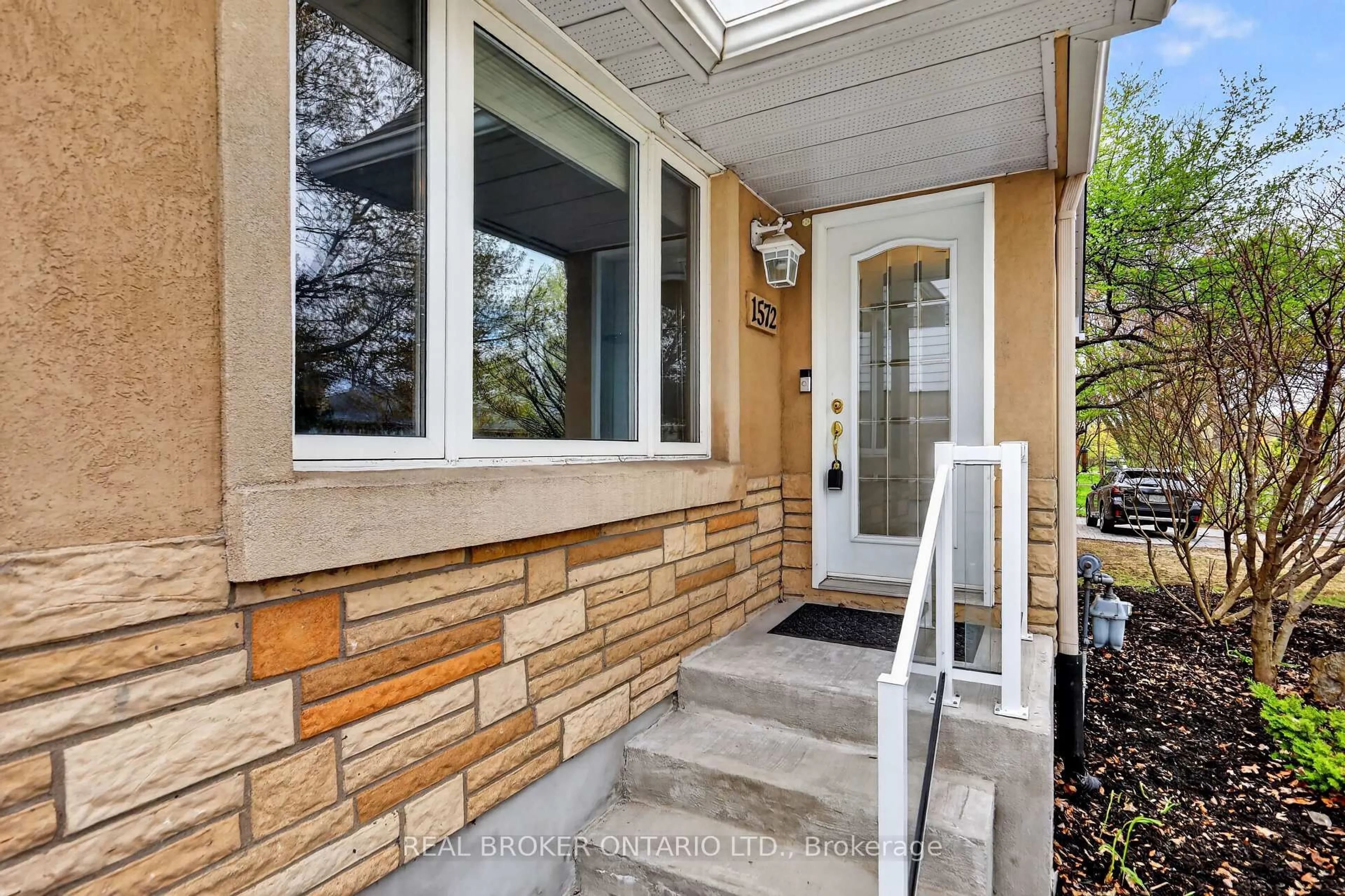 Indoor entryway for 1572 Dorion Ave, Ottawa Ontario K1G 0J6