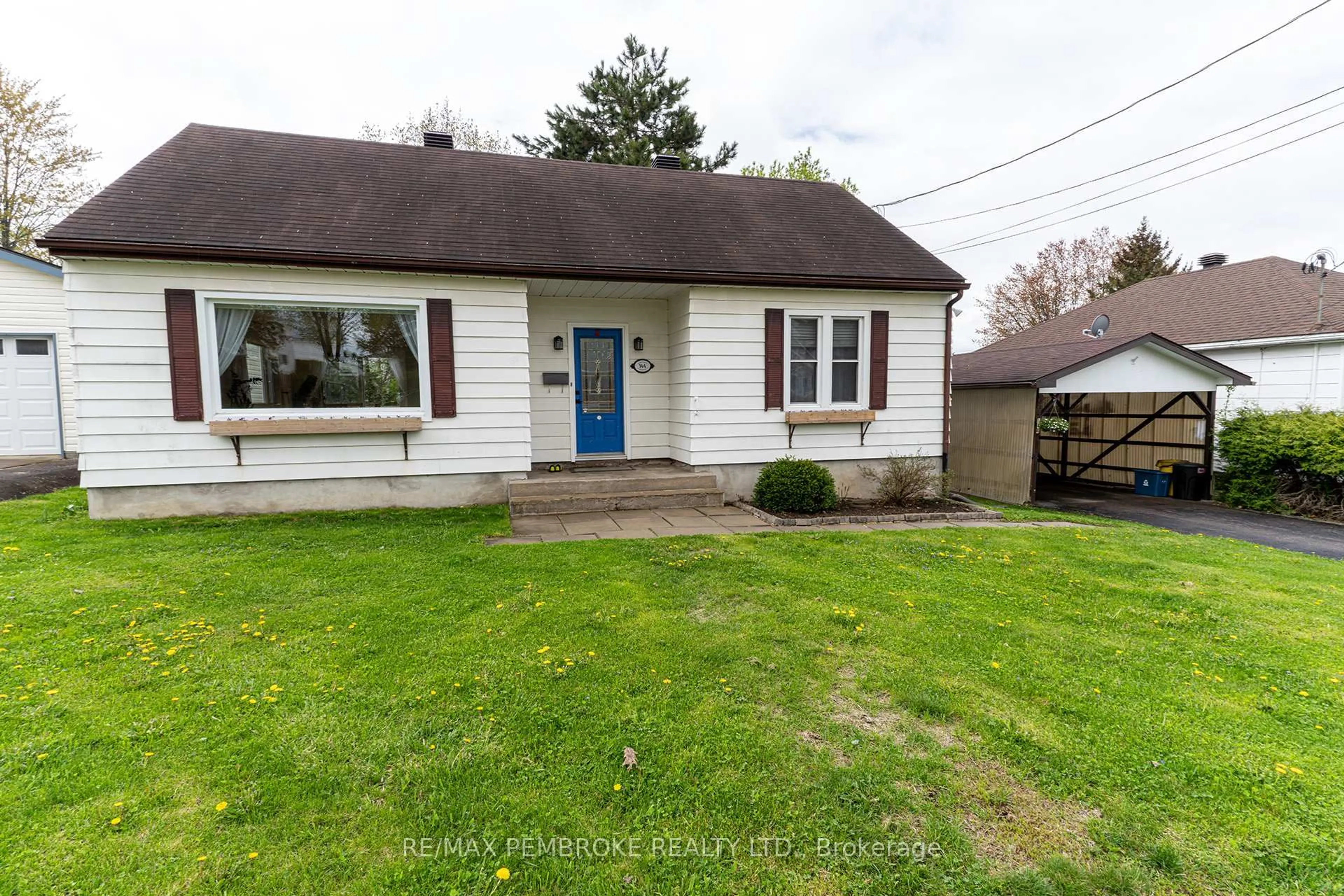 A pic from outside/outdoor area/front of a property/back of a property/a pic from drone, street for 144 Morris St, Pembroke Ontario K8A 2K8