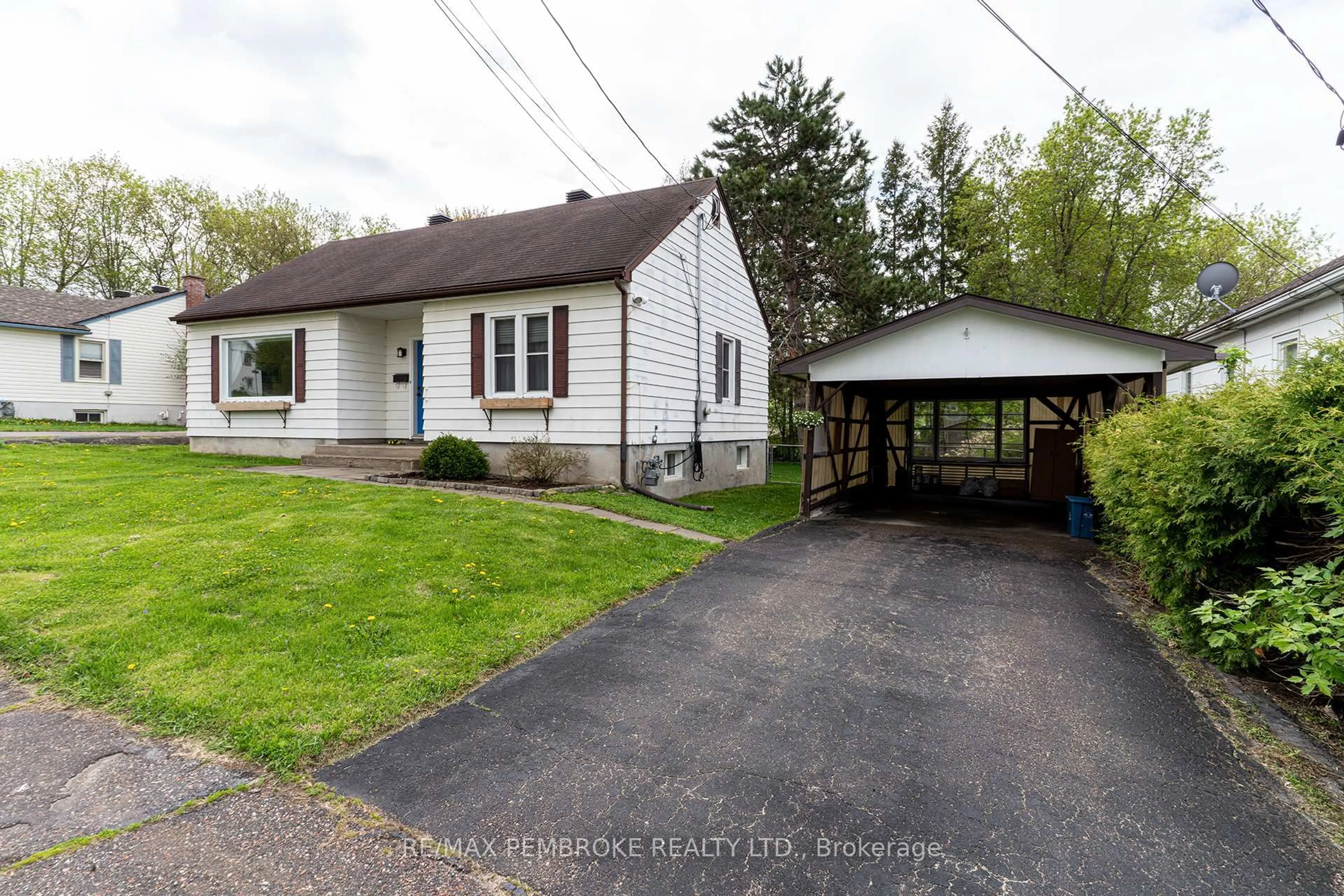 A pic from outside/outdoor area/front of a property/back of a property/a pic from drone, street for 144 Morris St, Pembroke Ontario K8A 2K8