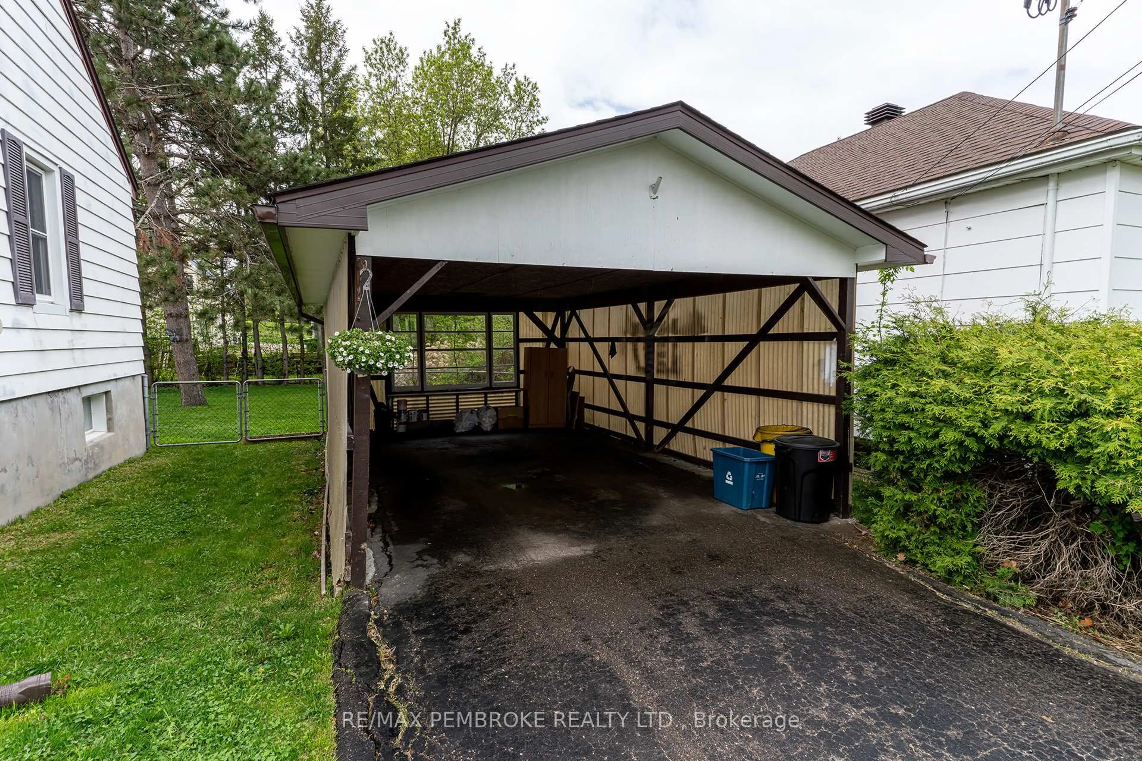 Indoor garage for 144 Morris St, Pembroke Ontario K8A 2K8