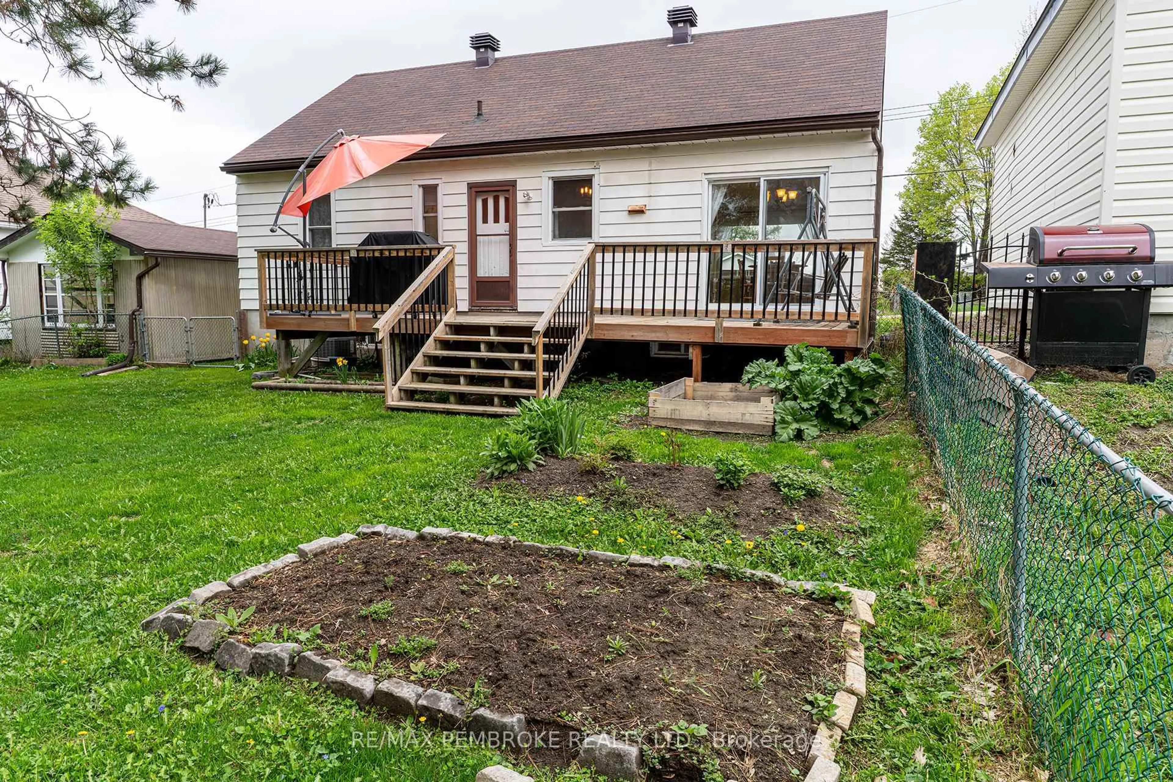 Patio, street for 144 Morris St, Pembroke Ontario K8A 2K8