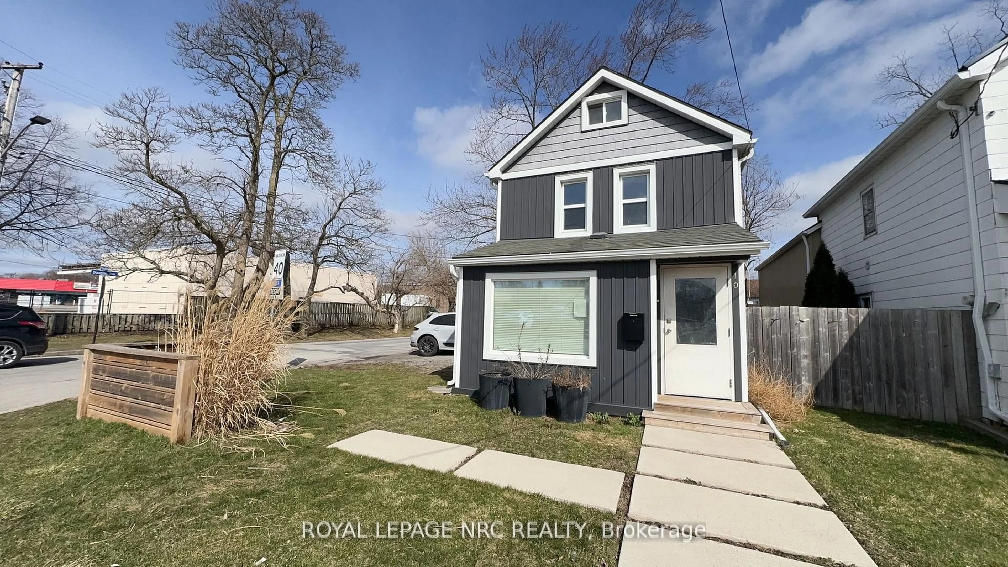 Home with vinyl exterior material, street for 10 Thorold Rd, Welland Ontario L3C 3T2