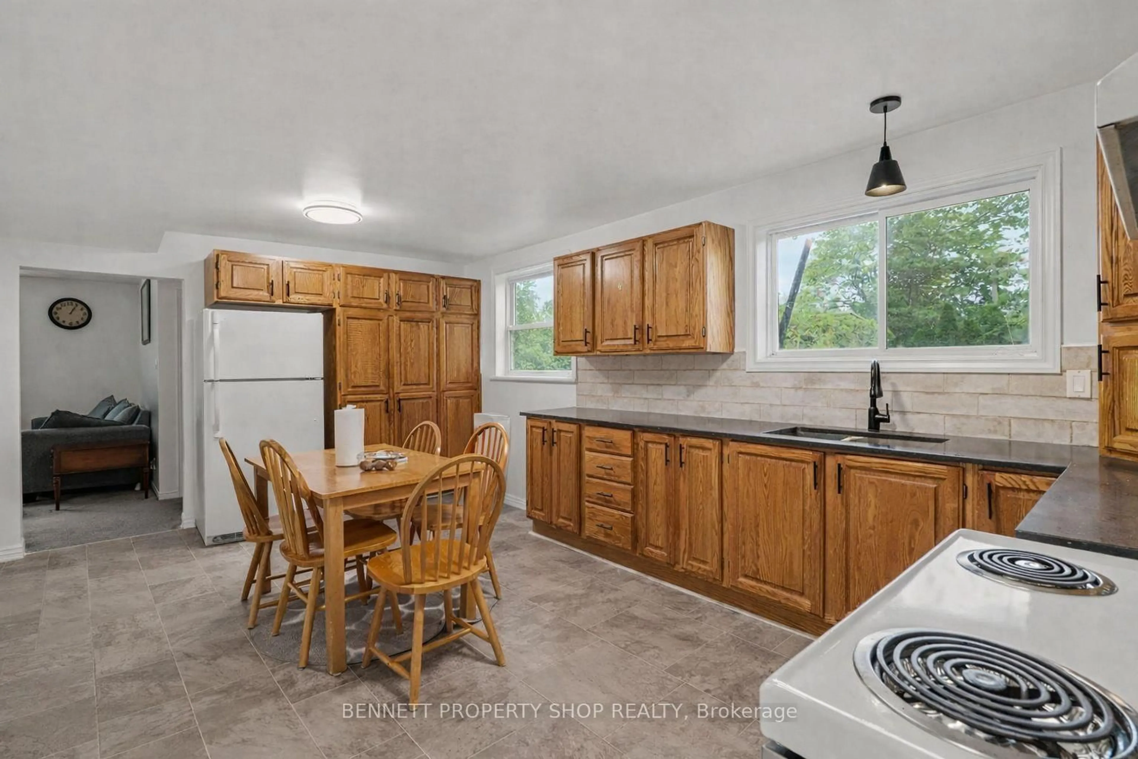 Standard kitchen, ceramic/tile floor for 1312 Avenue R Ave, Ottawa Ontario K1G 0B9