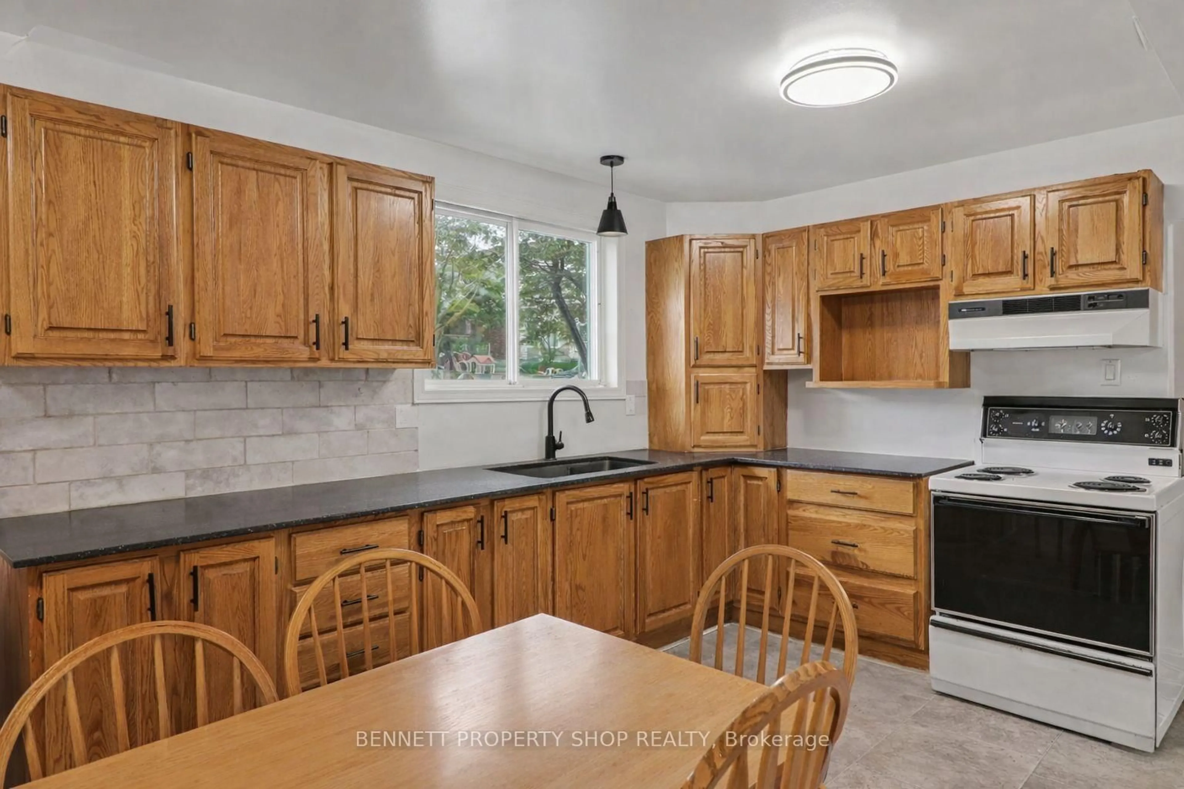 Standard kitchen, ceramic/tile floor for 1312 Avenue R Ave, Ottawa Ontario K1G 0B9