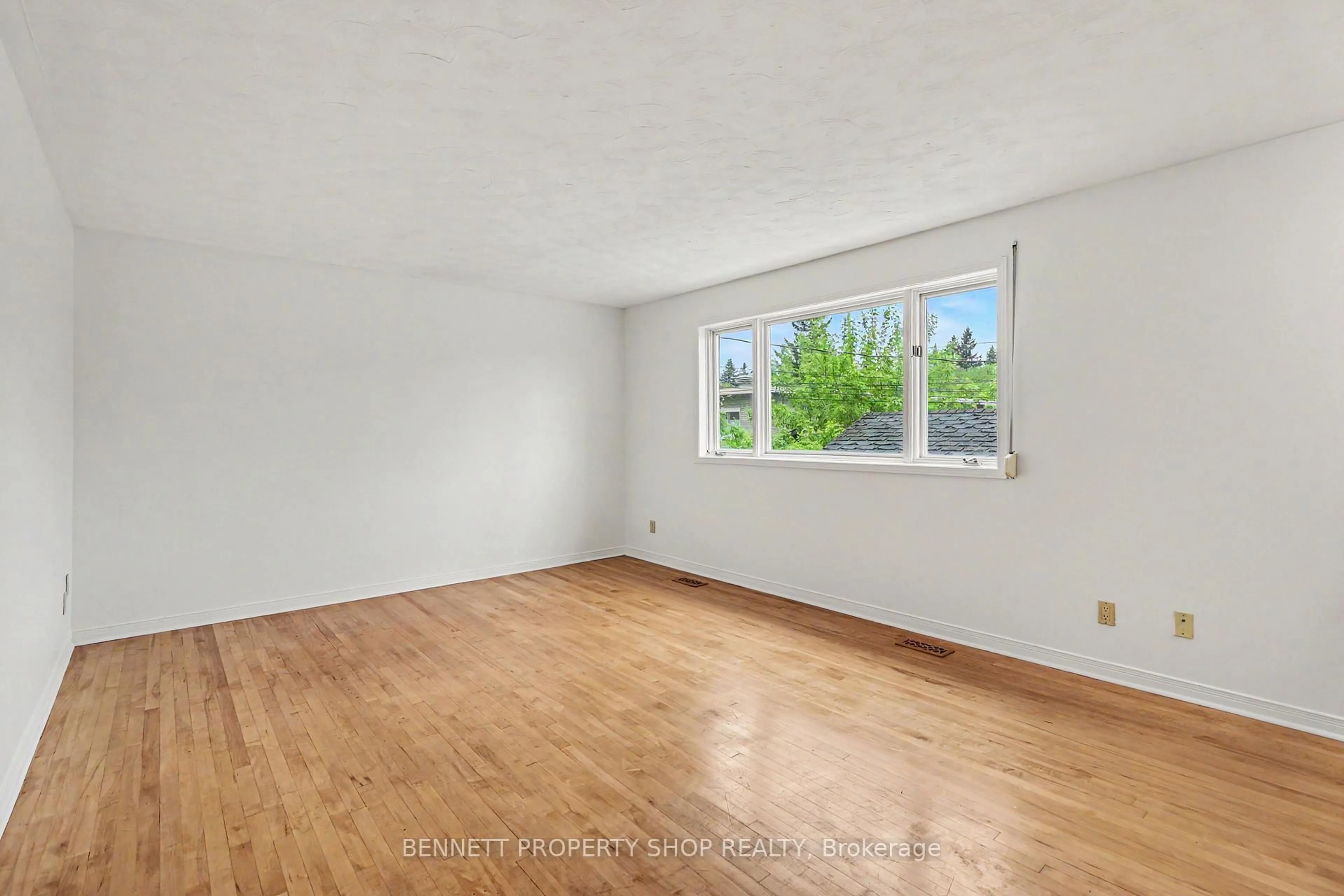 A pic of a room for 1312 Avenue R Ave, Ottawa Ontario K1G 0B9