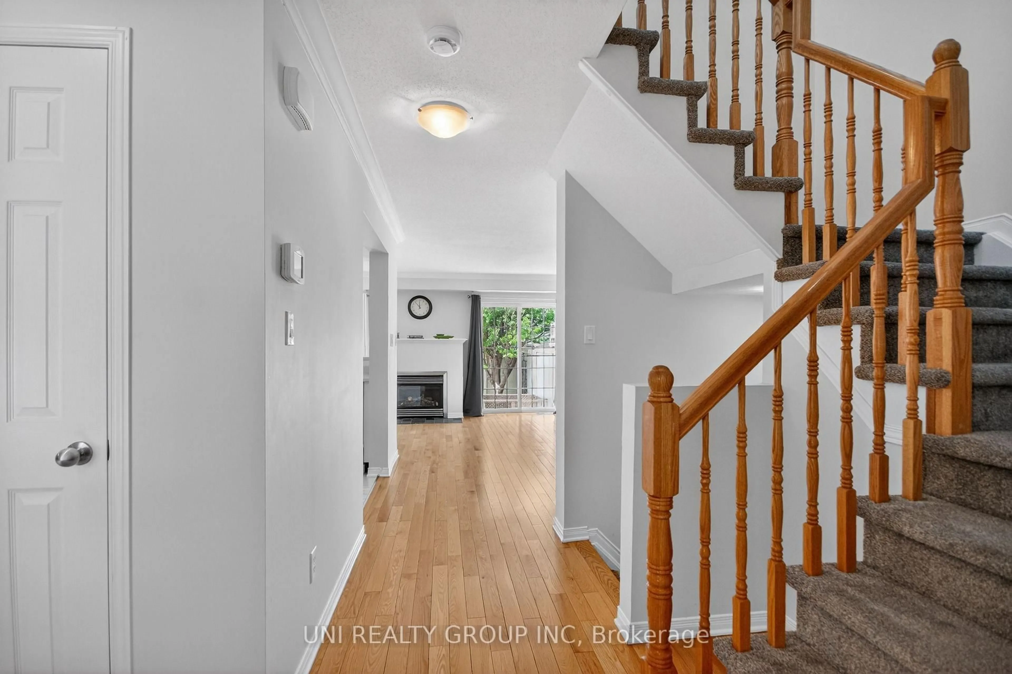 Indoor entryway for 546 Ashbourne Cres, Ottawa Ontario K2J 0P6