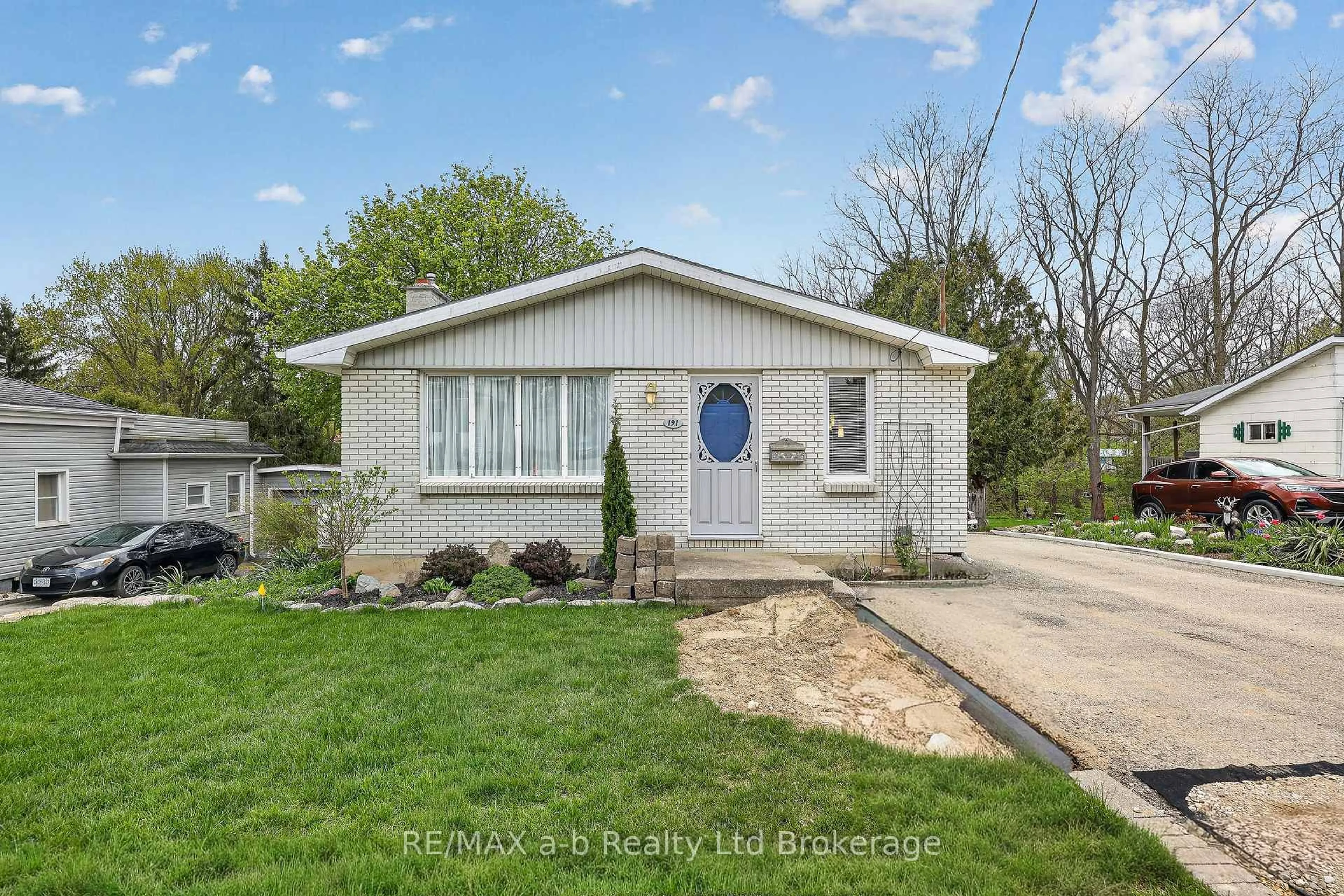 Home with vinyl exterior material, street for 191 John St, Ingersoll Ontario N5C 3G1