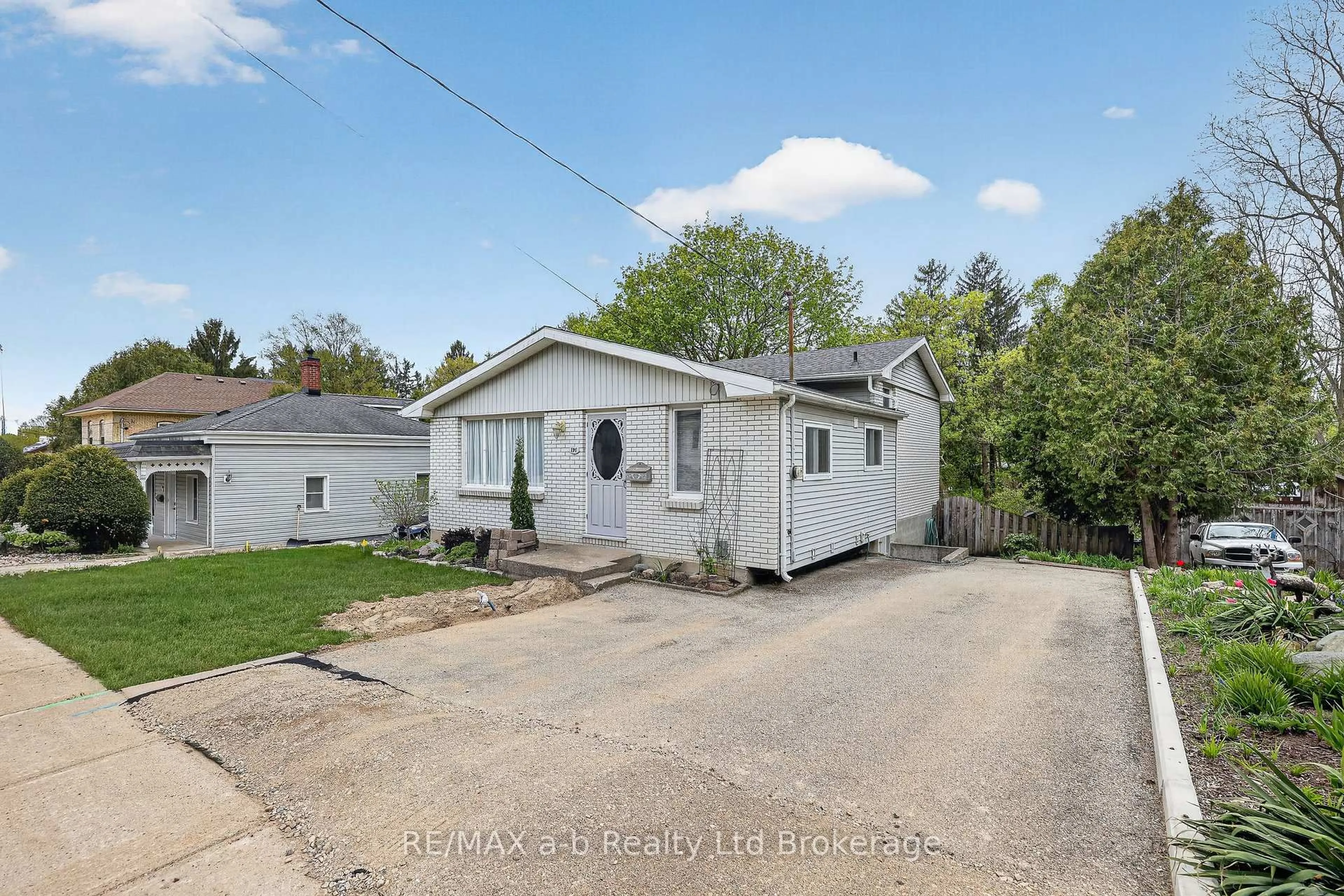 A pic from outside/outdoor area/front of a property/back of a property/a pic from drone, street for 191 John St, Ingersoll Ontario N5C 3G1