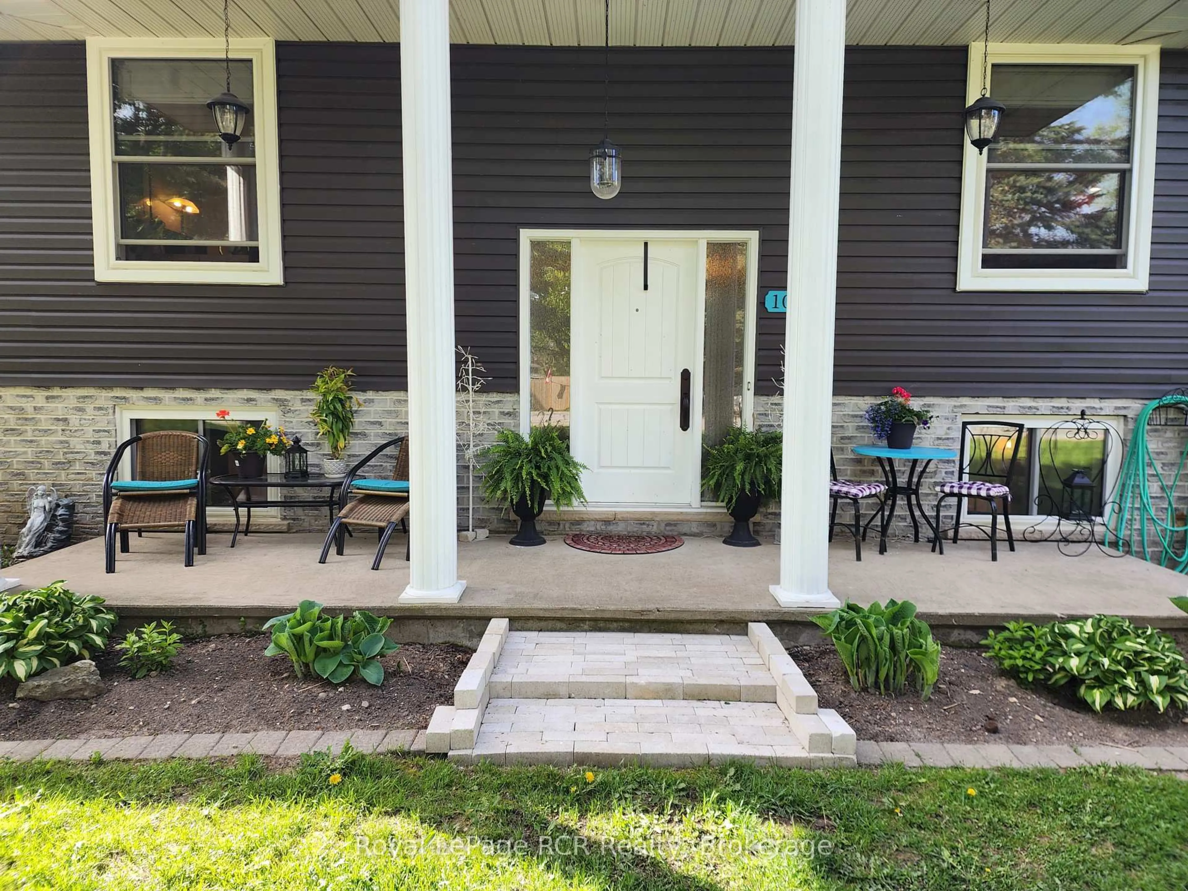 Patio, street for 1029 Main St, Howick Ontario N0G 2K0