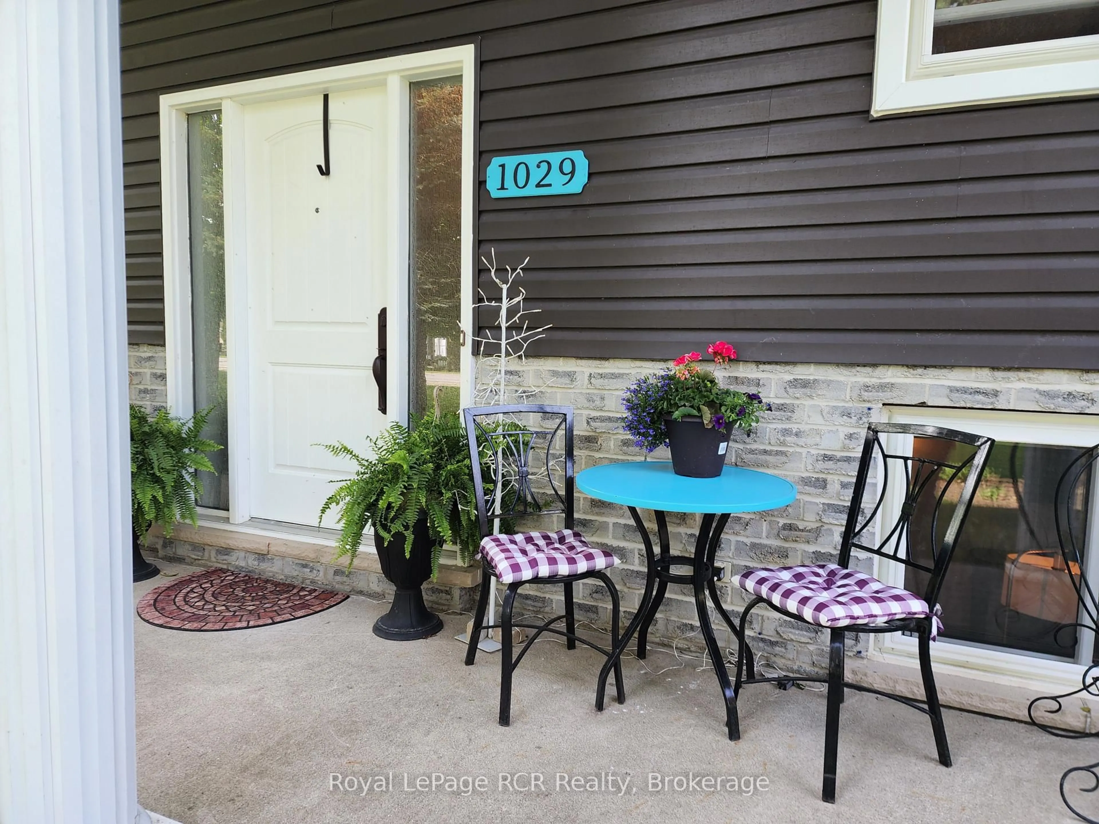 Patio, street for 1029 Main St, Howick Ontario N0G 2K0
