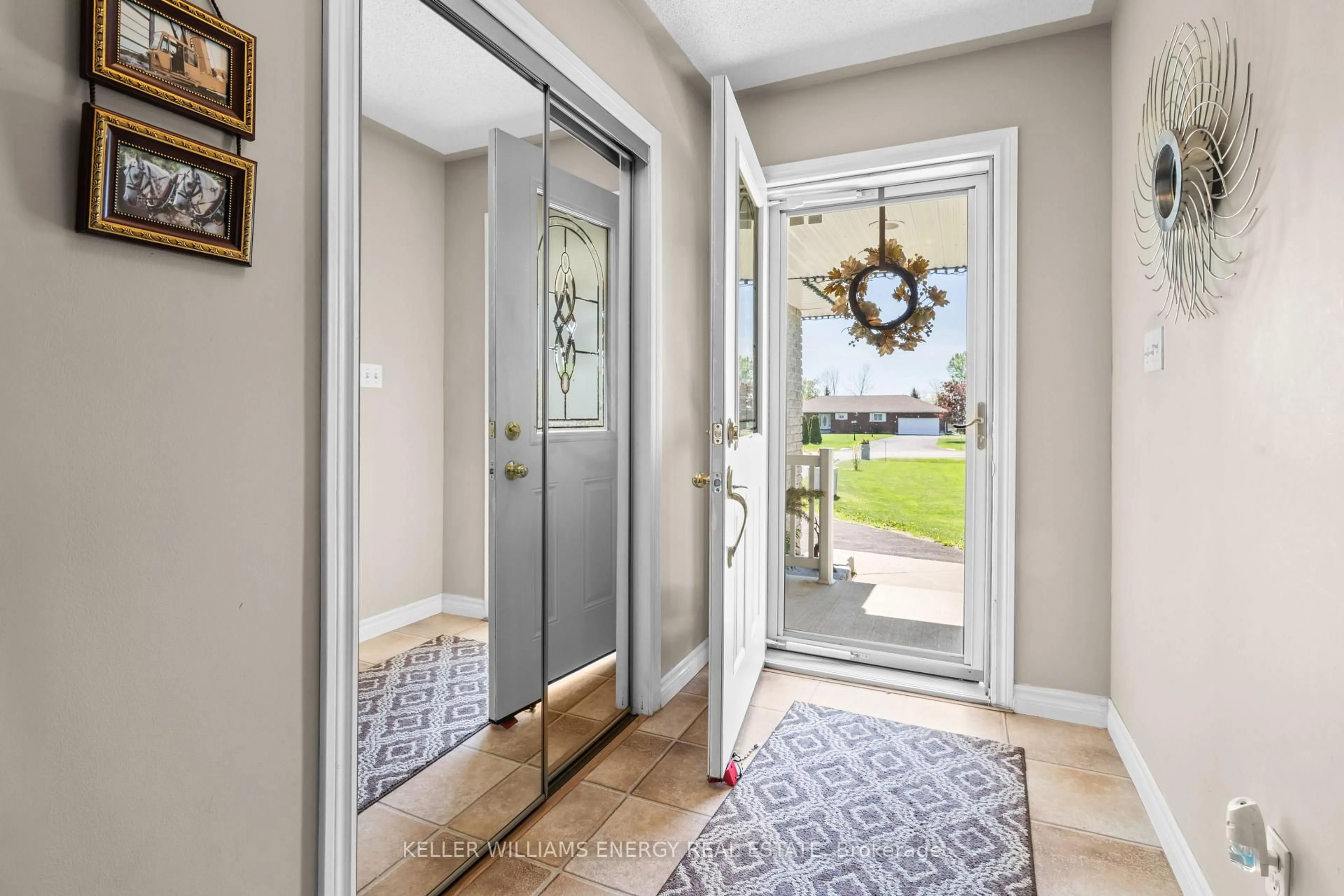 Indoor entryway for 18 Applewood Dr, Trent Hills Ontario K0L 1L0