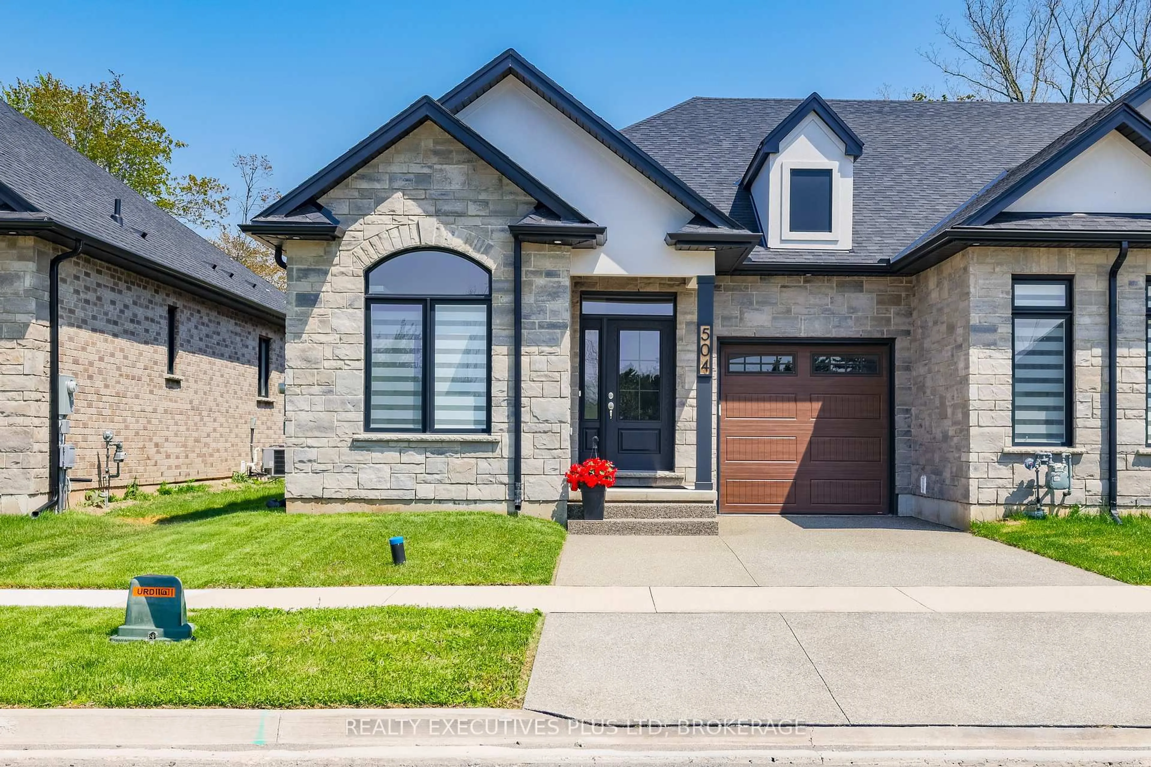 Home with brick exterior material, street for 504 Royal Ridge Crt, Fort Erie Ontario N9V 3W4