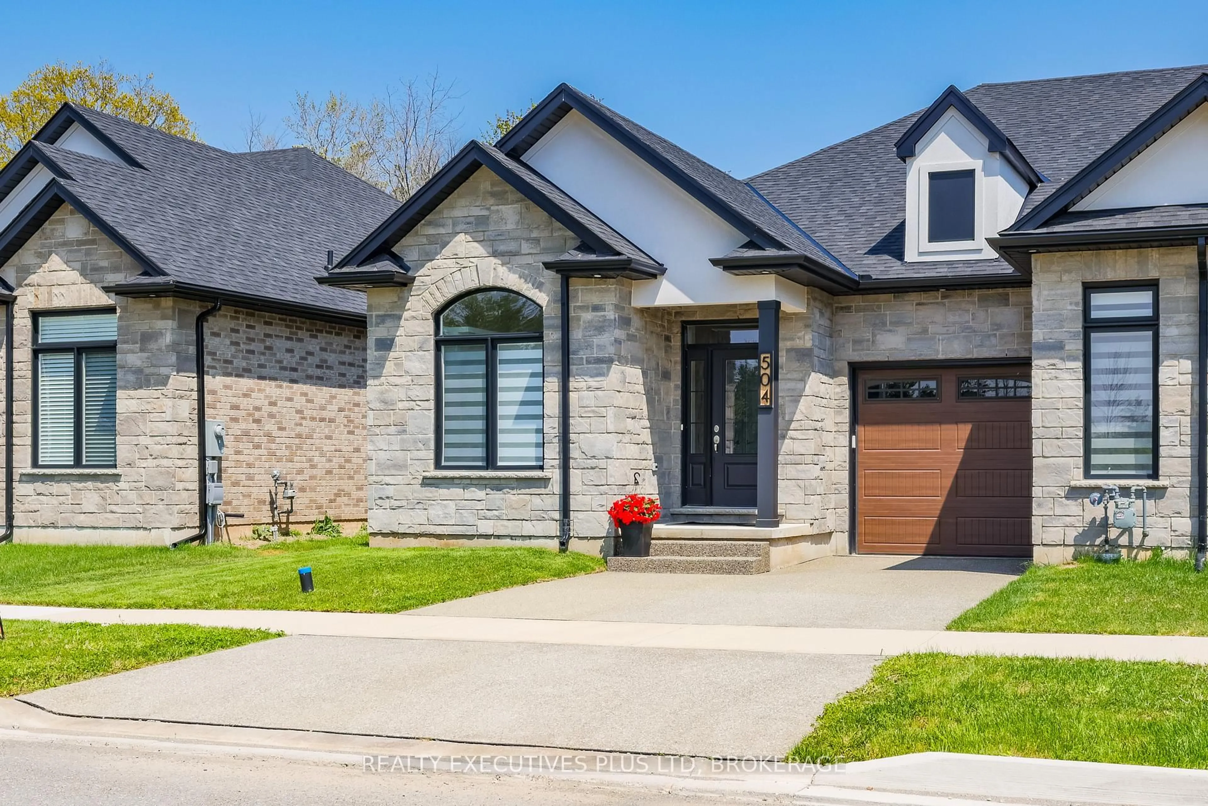 Home with brick exterior material, street for 504 Royal Ridge Crt, Fort Erie Ontario N9V 3W4