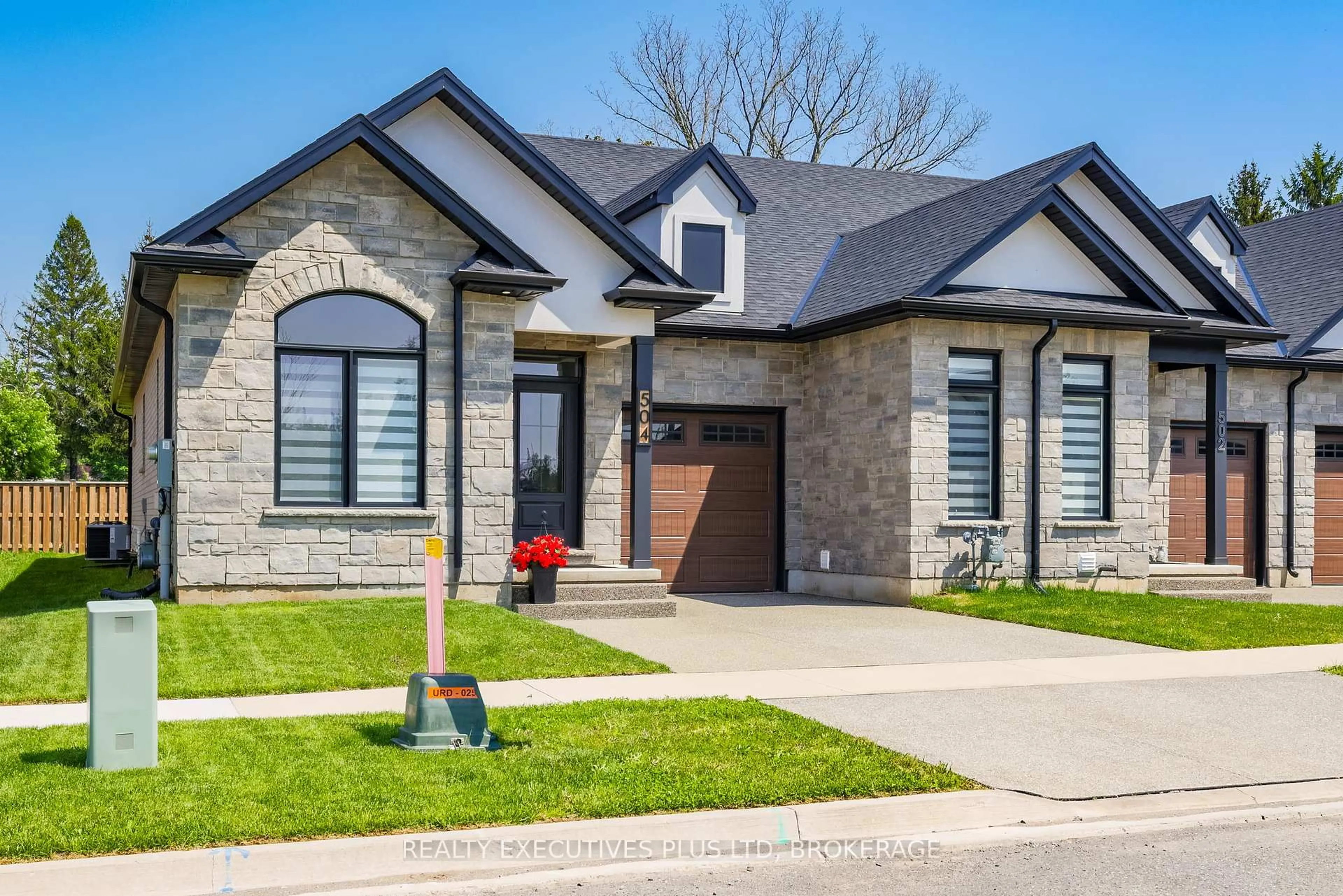 Home with brick exterior material, street for 504 Royal Ridge Crt, Fort Erie Ontario N9V 3W4