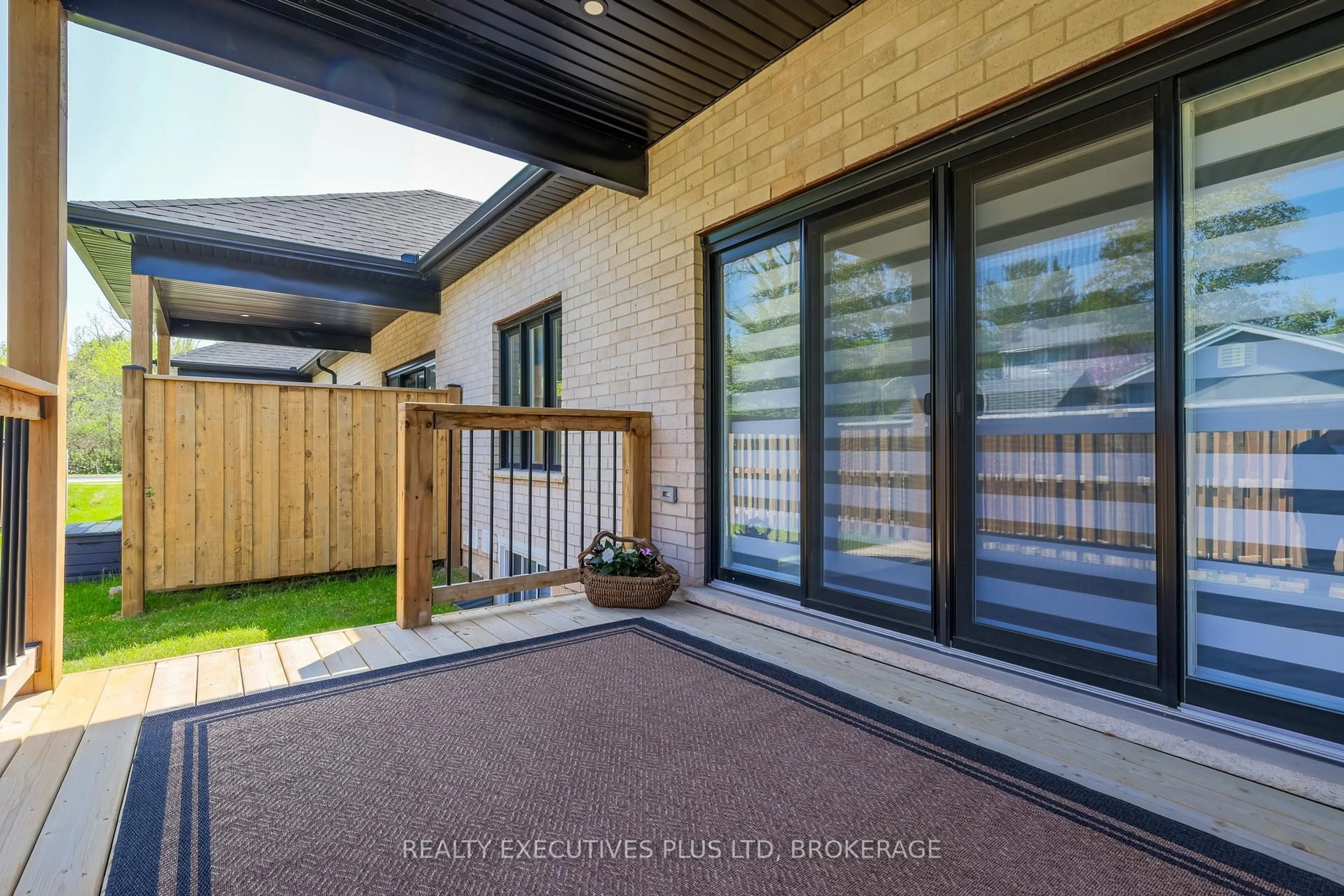 Patio, street for 504 Royal Ridge Crt, Fort Erie Ontario N9V 3W4