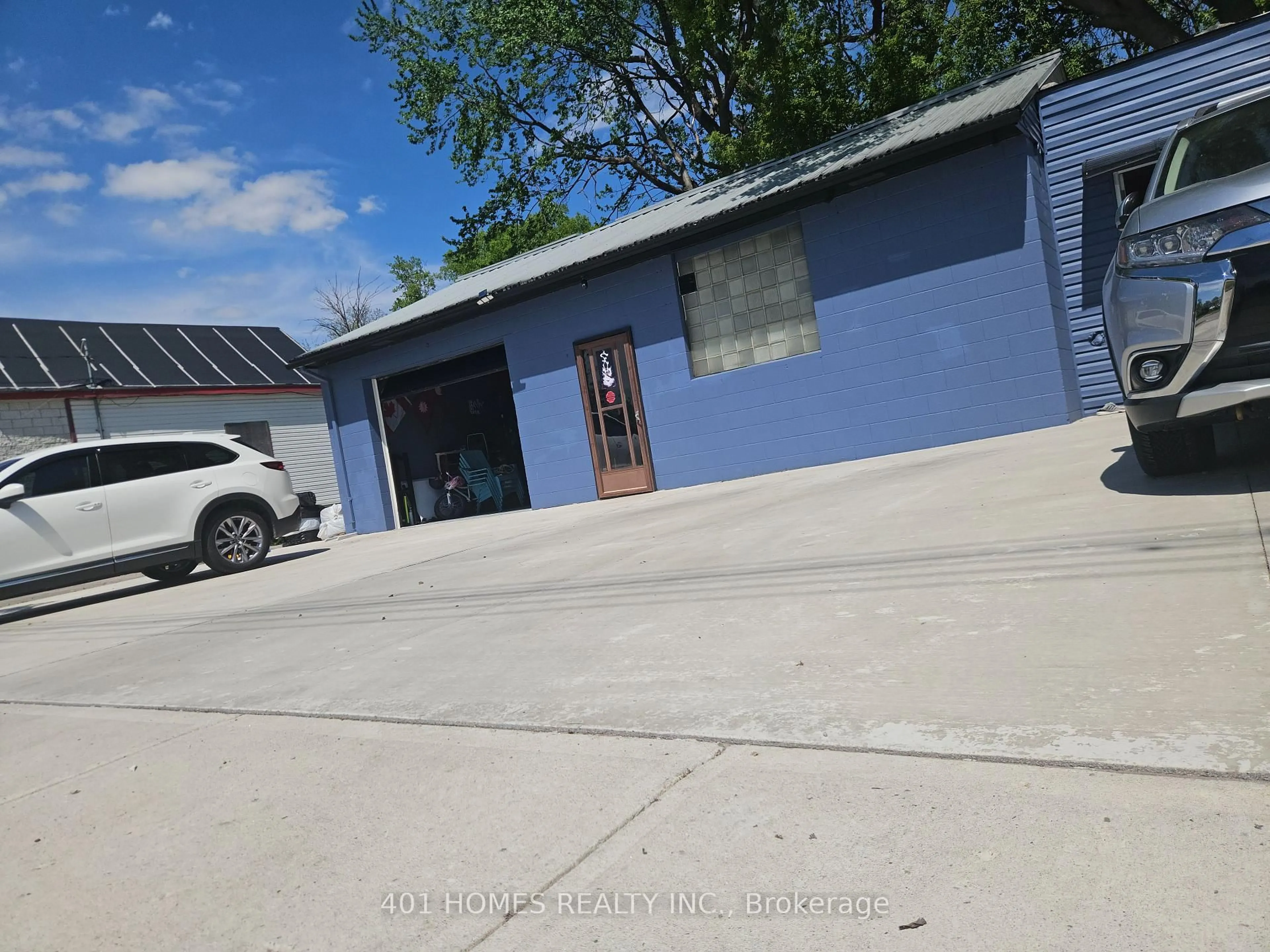 A pic from outside/outdoor area/front of a property/back of a property/a pic from drone, building for 1092 Brydges St, London East Ontario N5W 2B6