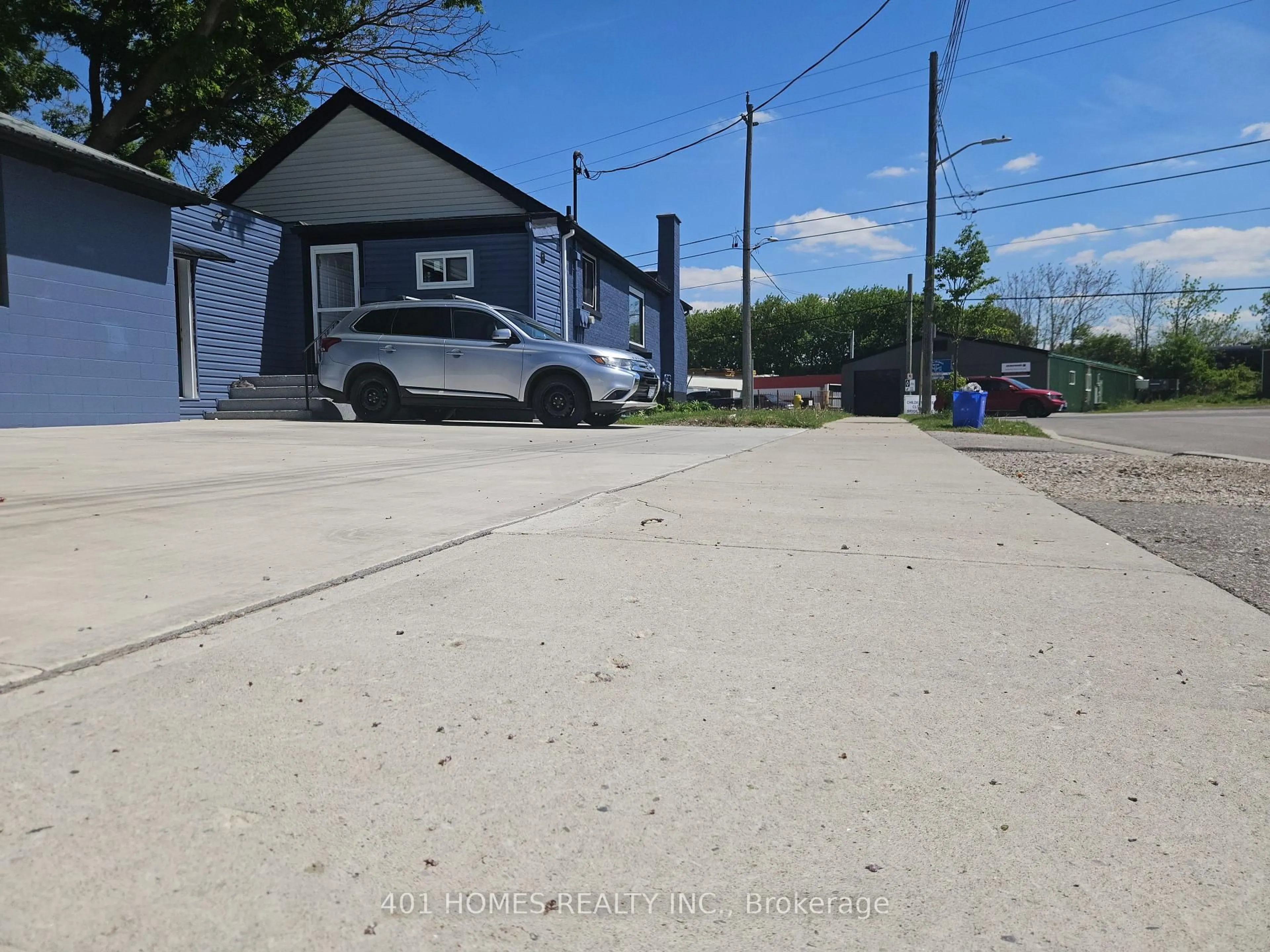 A pic from outside/outdoor area/front of a property/back of a property/a pic from drone, street for 1092 Brydges St, London East Ontario N5W 2B6