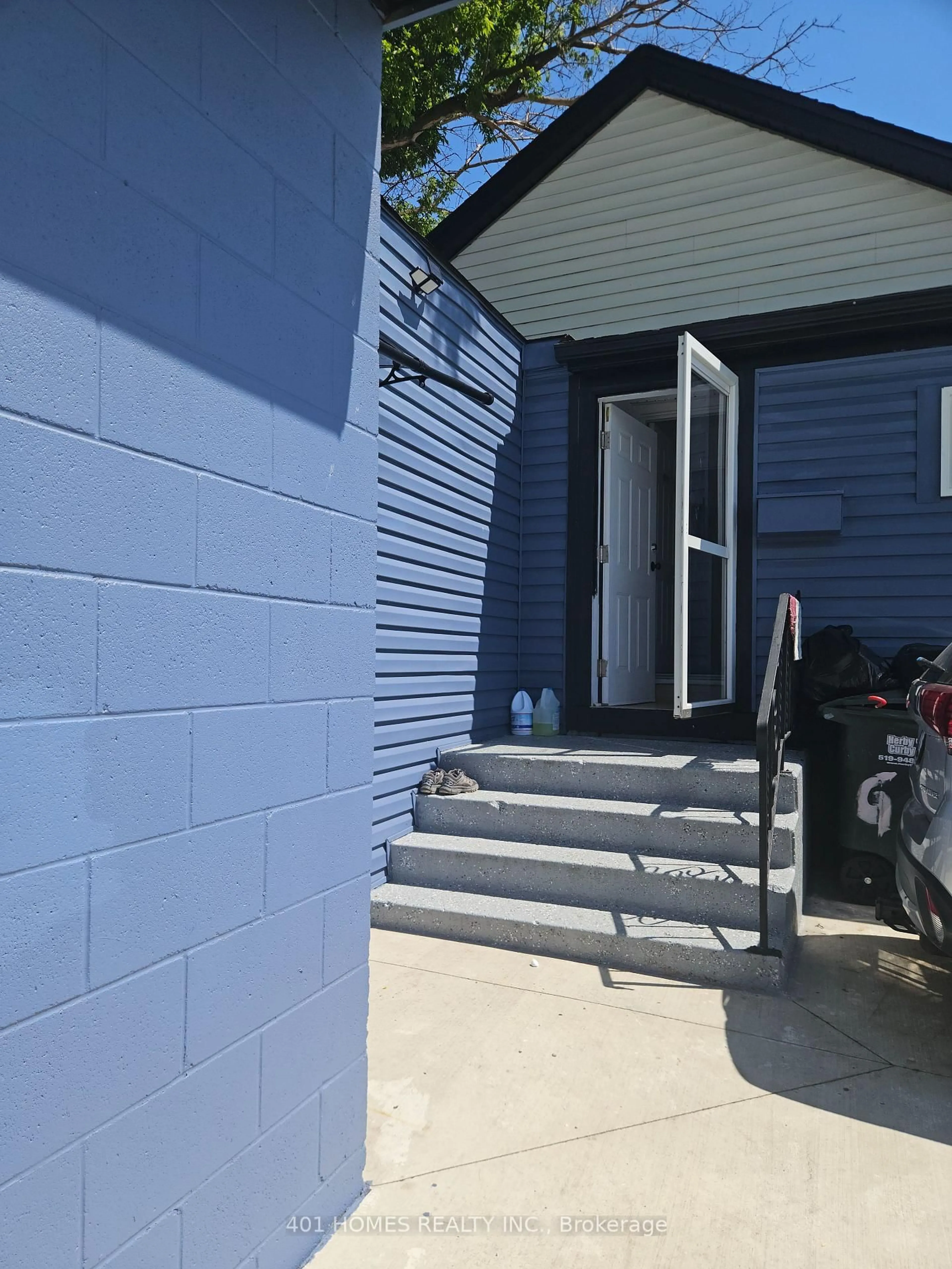 Unknown for 1092 Brydges St, London East Ontario N5W 2B6