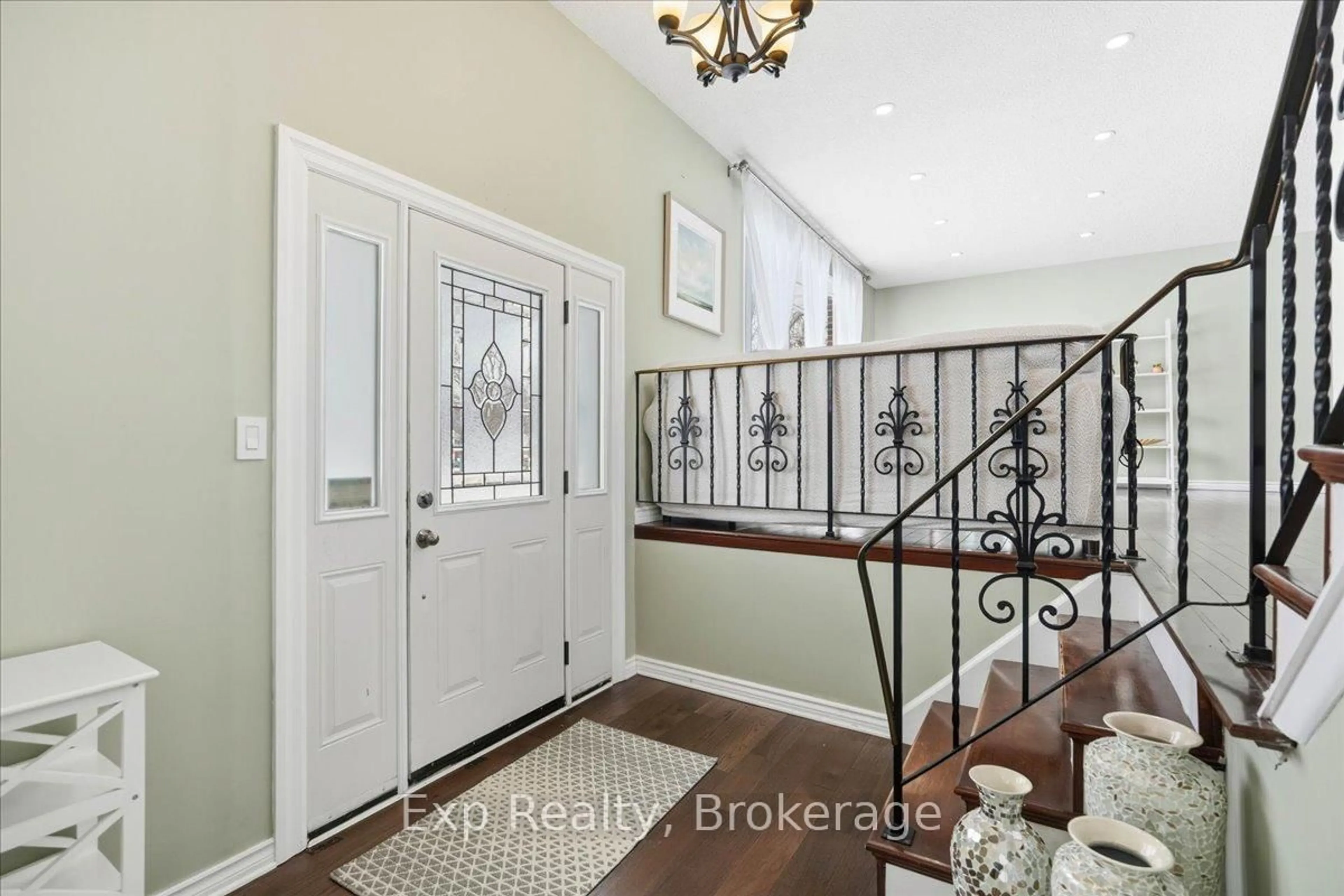 Indoor entryway for 15 Thorncliffe Dr, Belleville Ontario K8P 4L3